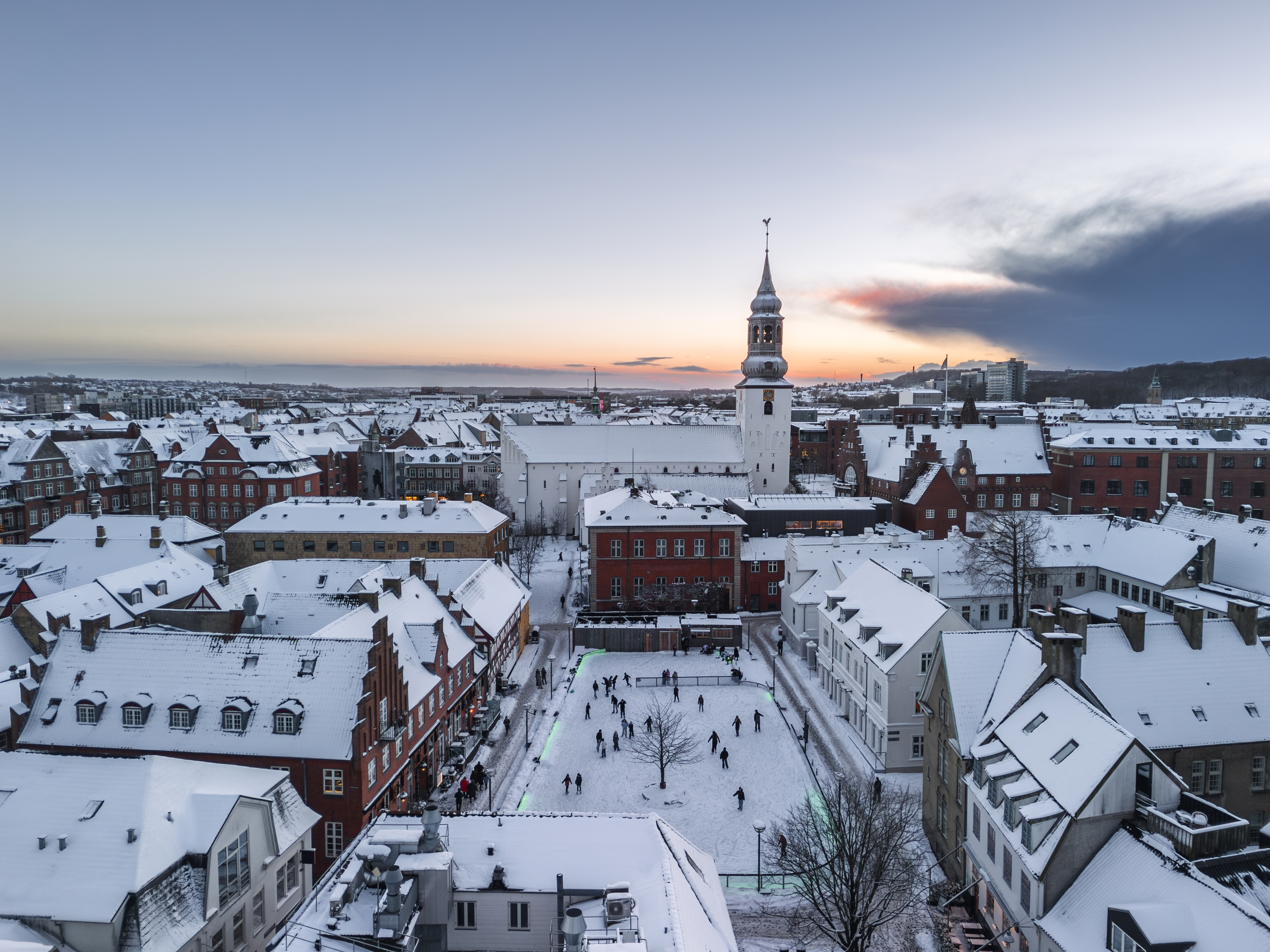 Panoramisk vinterview over Aalborg i Nordjylland med sne og historiske bygninger