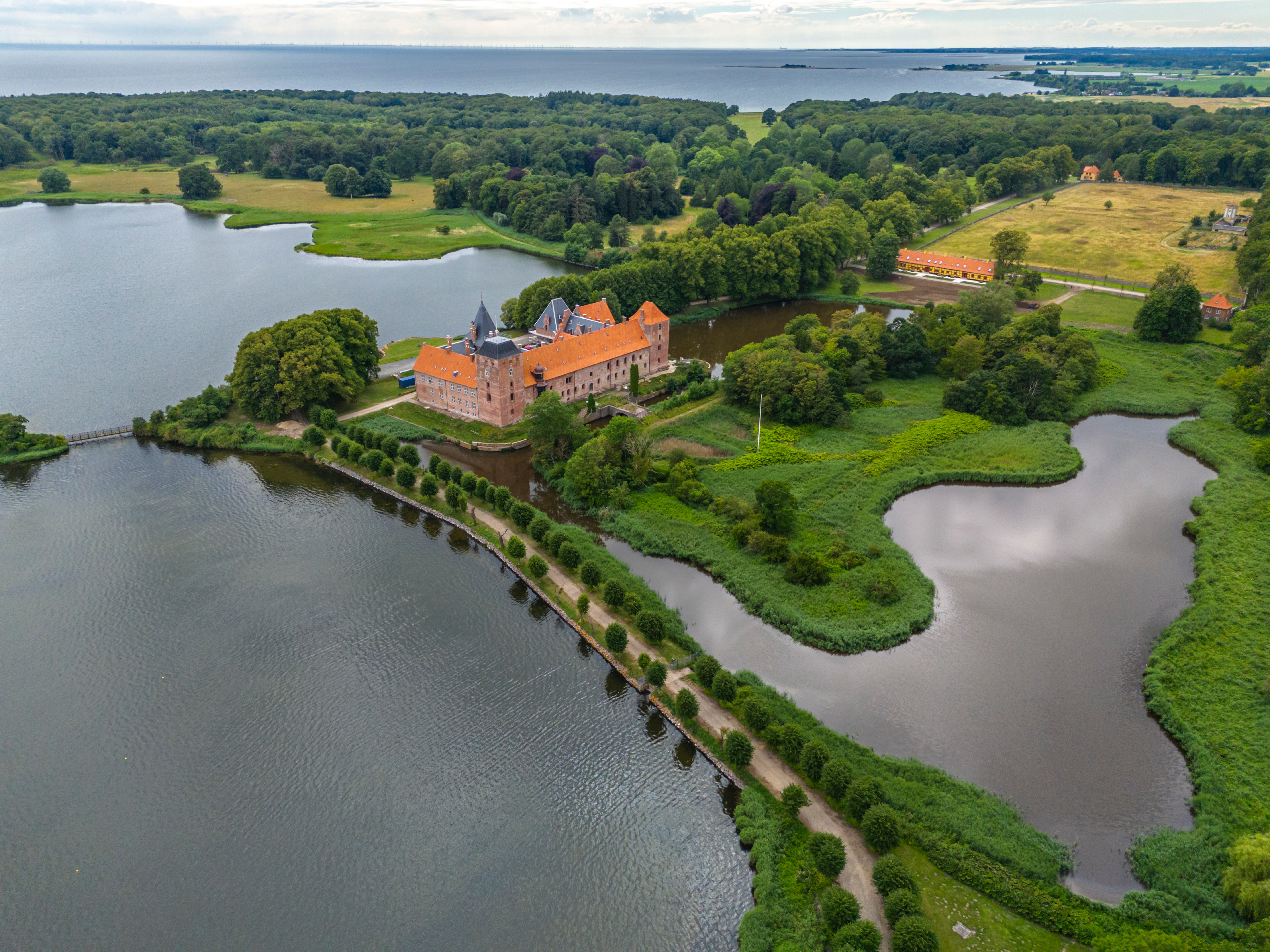 Aalholm Slot set fra luften med Nysted Nor og den smukke danske natur på Lolland