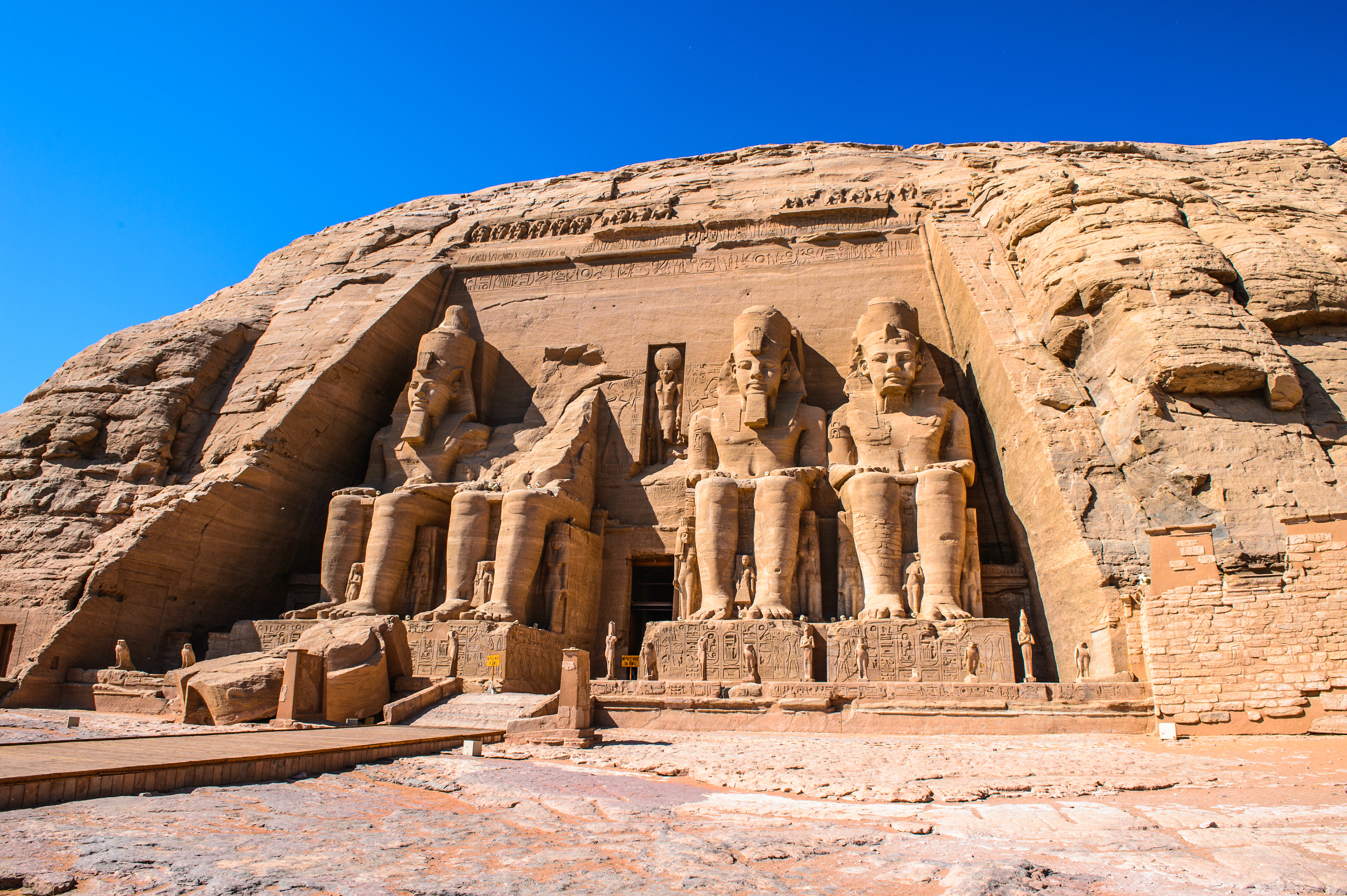 Abu Simbel monumentet med majestætiske farao statuer fra det gamle Egypten