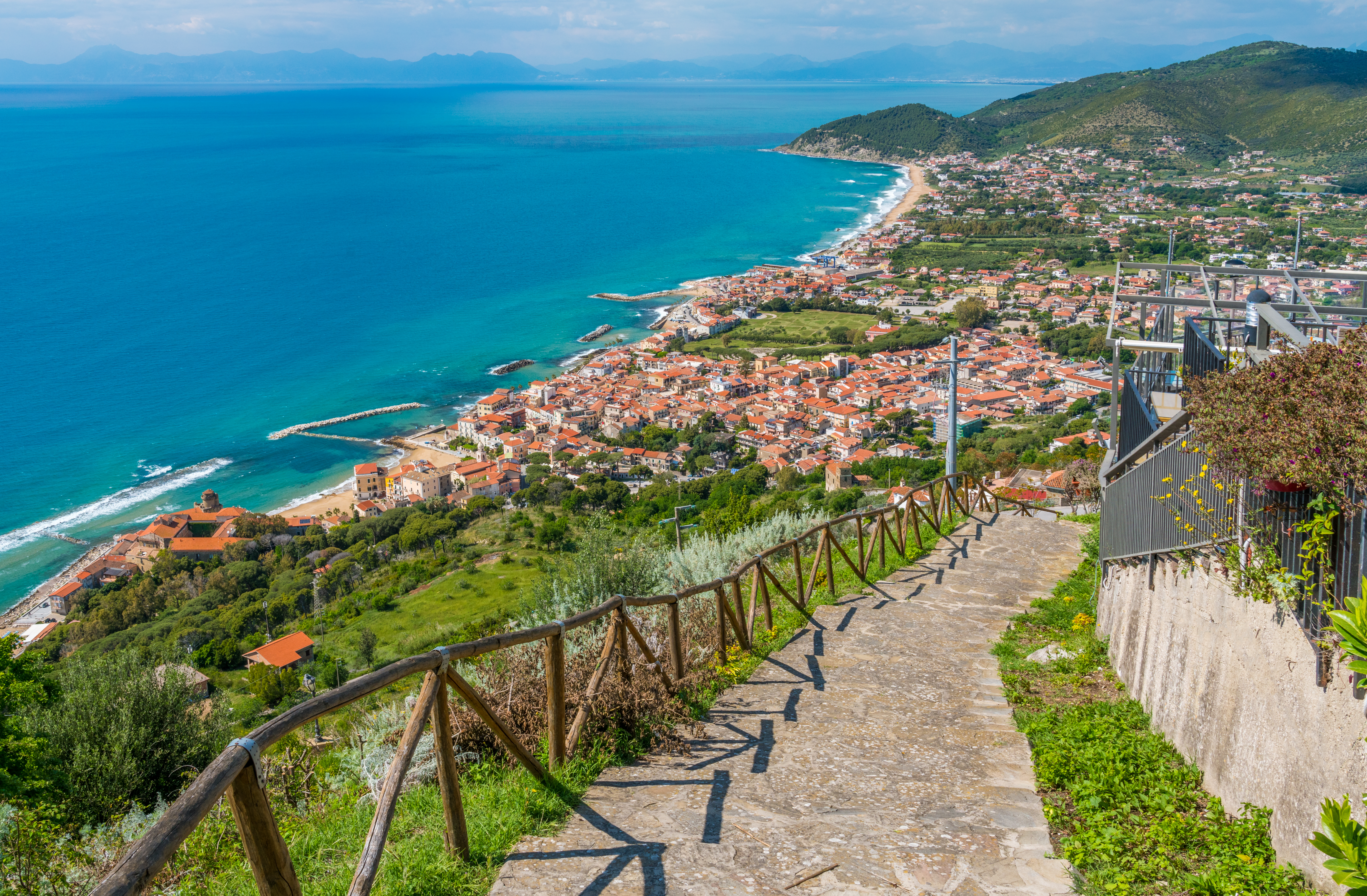 Vidunderligt kystpanorama over Acciaroli i Cilento, Italien, med det skinnende turkisblå Middelhav og hyggelige italienske tagtegl