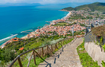 Vidunderligt kystpanorama over Acciaroli i Cilento, Italien, med det skinnende turkisblå Middelhav og hyggelige italienske tagtegl