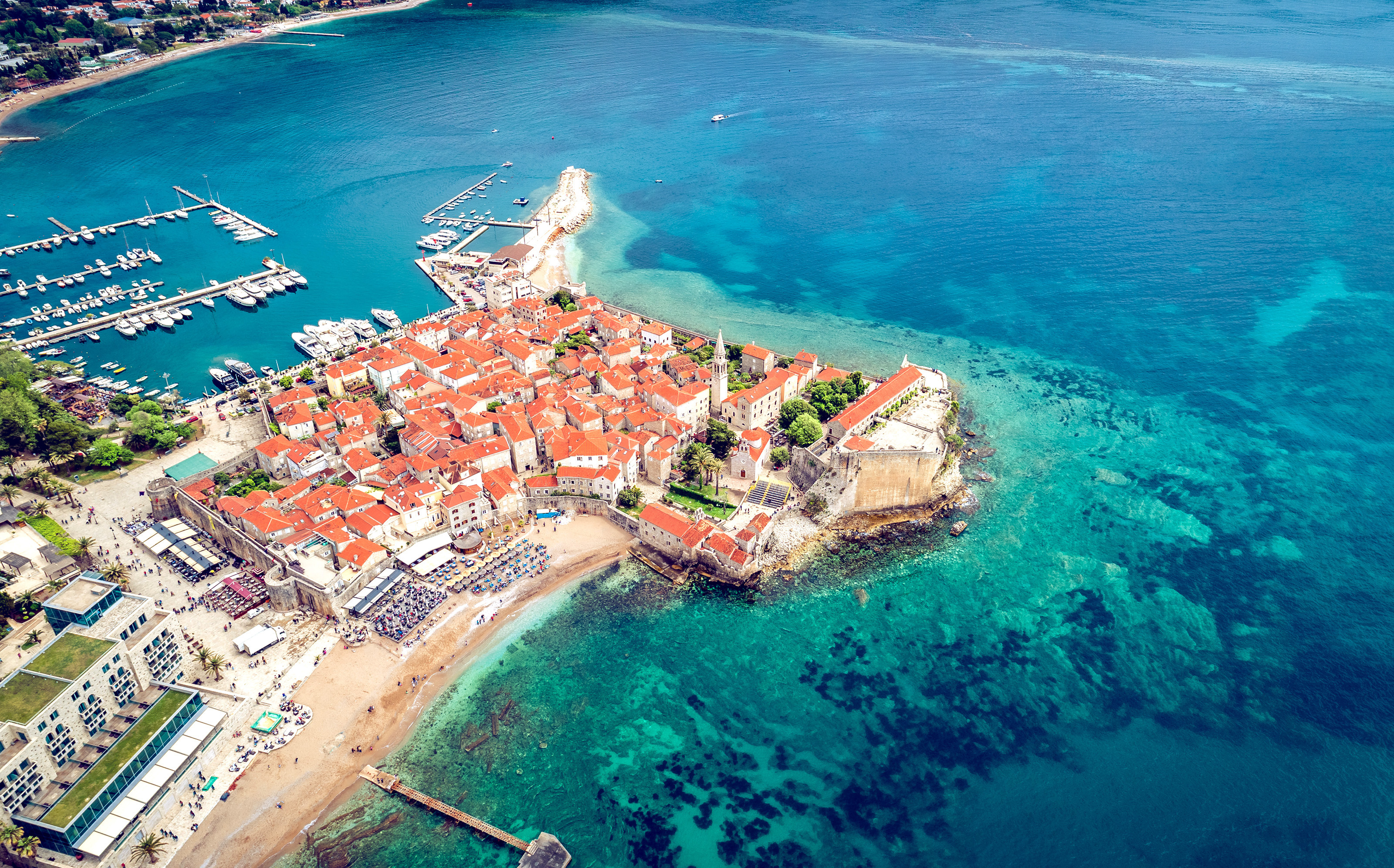 Panorama over Budva gamle citadel ved Adriaterhavet med krystalklart vand i Montenegro