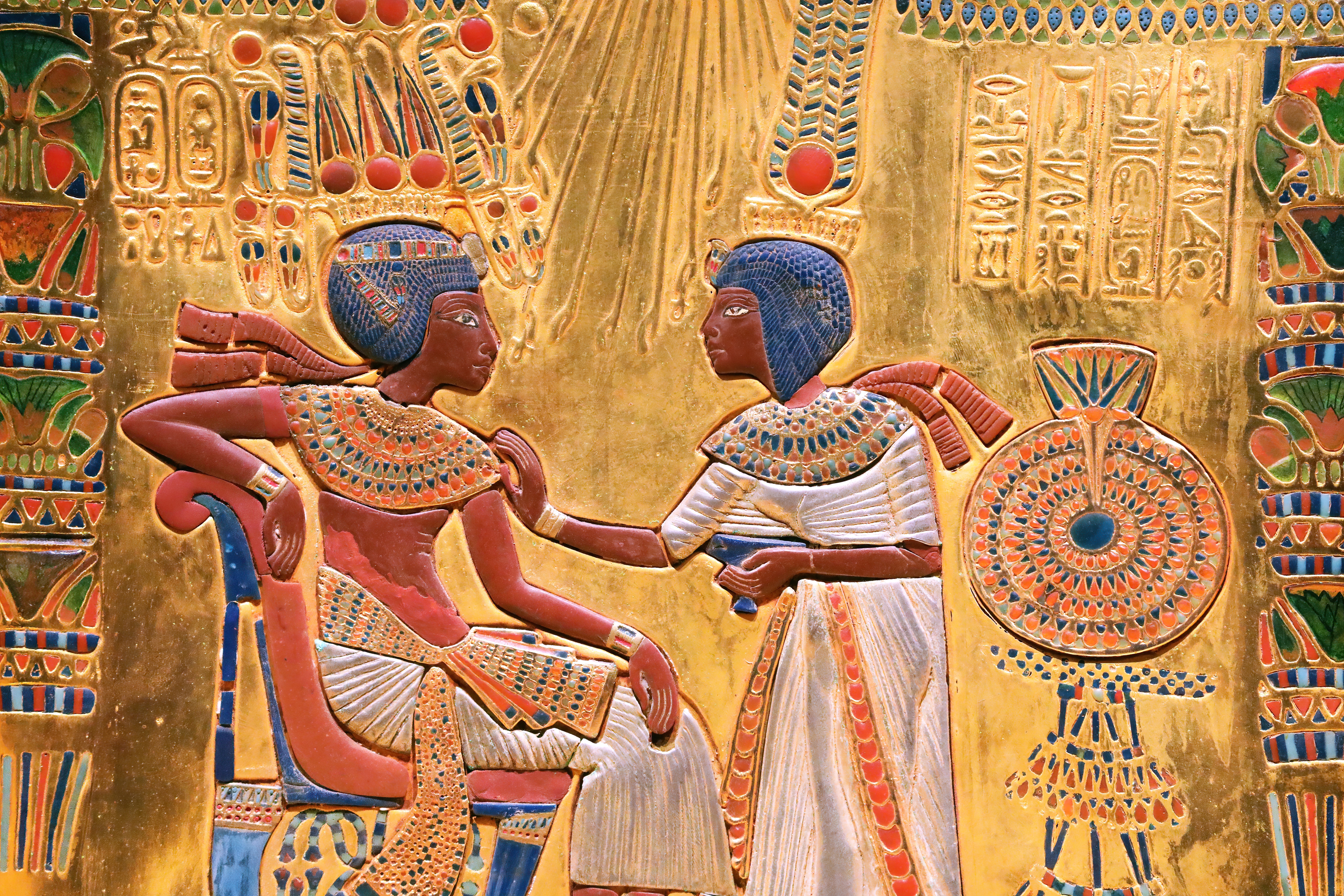 Egyptisk farao på trone med hieroglyffer og solstråler i antik kunst