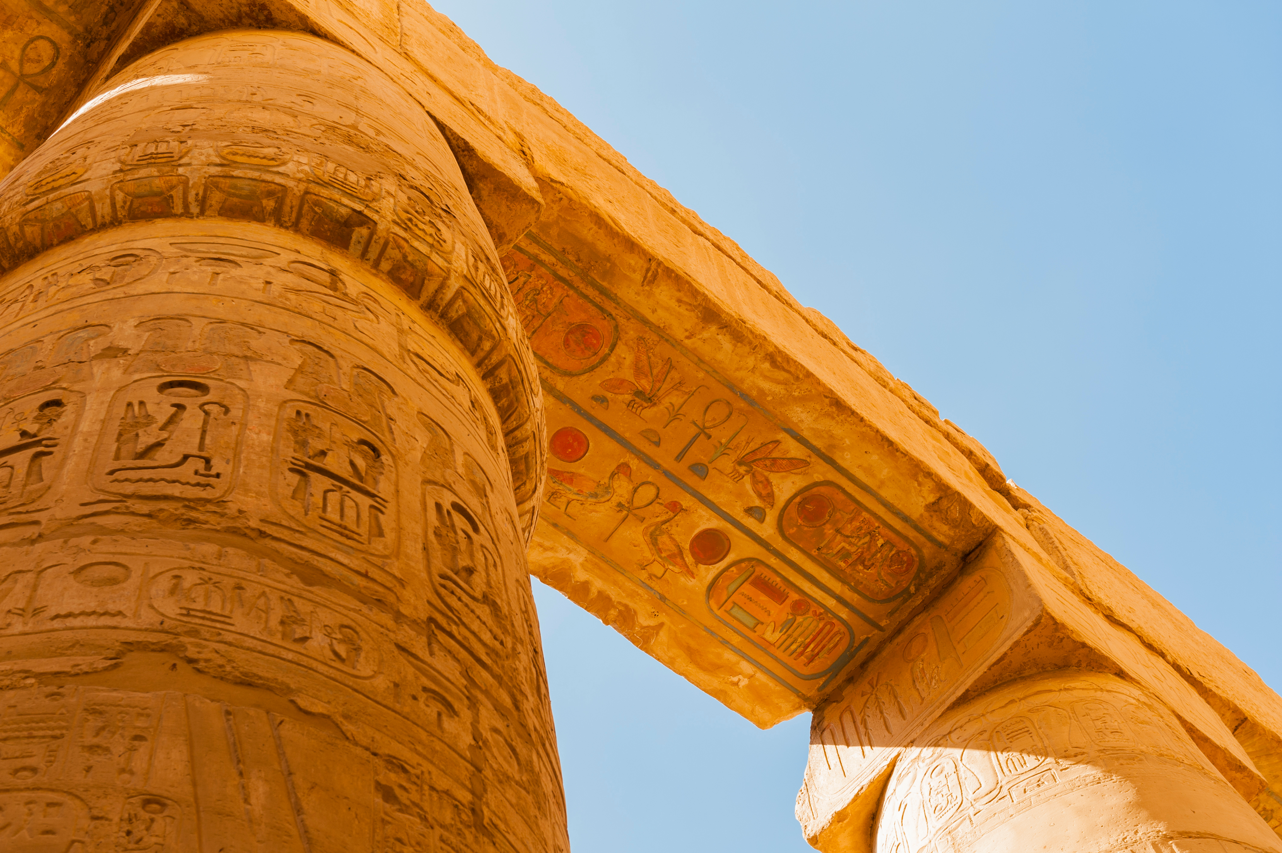 Detaljerede hieroglyfiske udskæringer på oldtidens tempelkolonner i Karnak, Luxor, Egypten