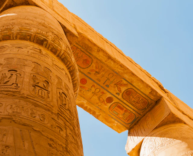 Detaljerede hieroglyfiske udskæringer på oldtidens tempelkolonner i Karnak, Luxor, Egypten