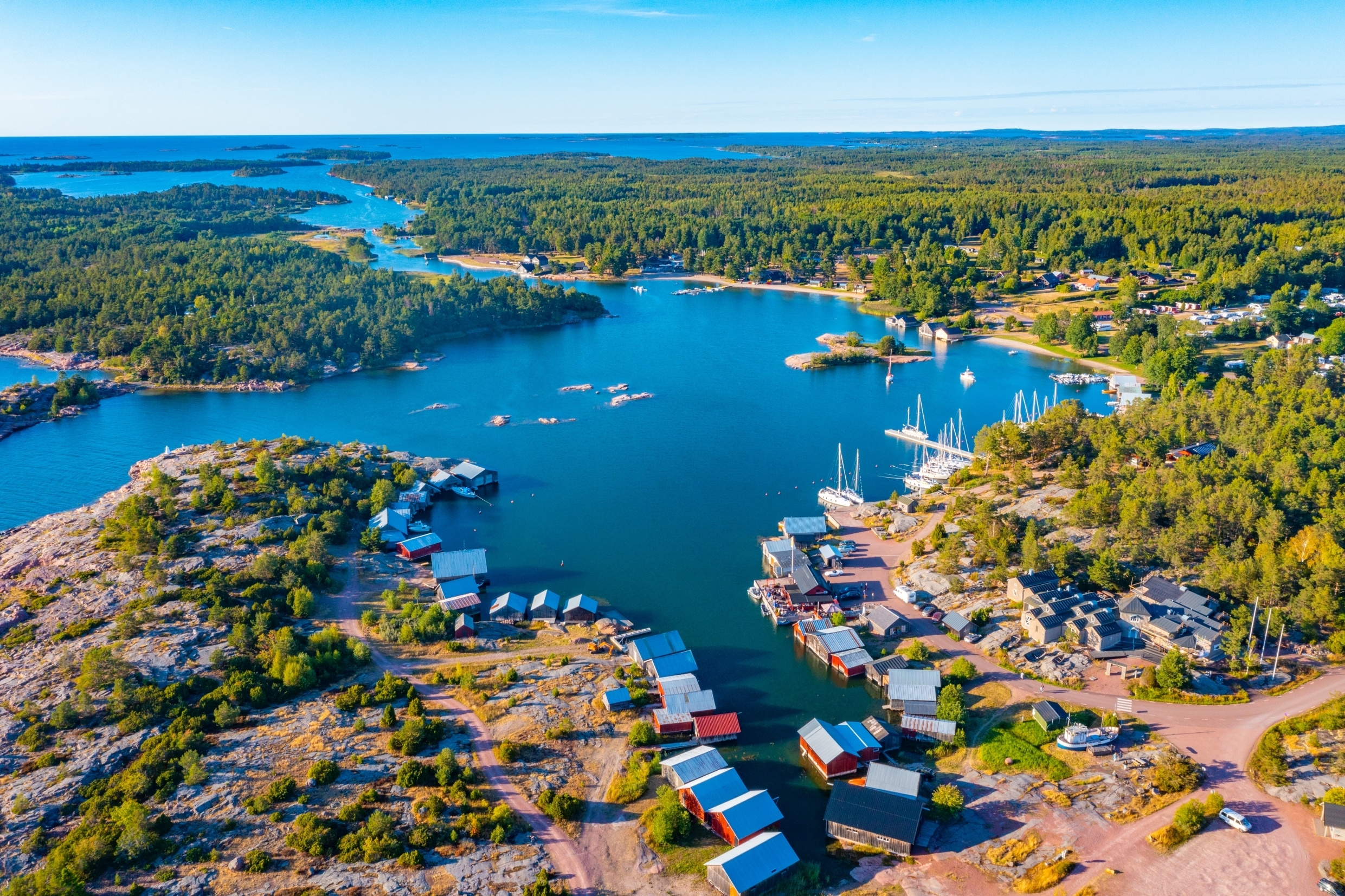 Idyllisk fiskerihavn i Käringsund på Eckerö, Åland-øerne i Finland set fra luften med grøn natur og blåt hav