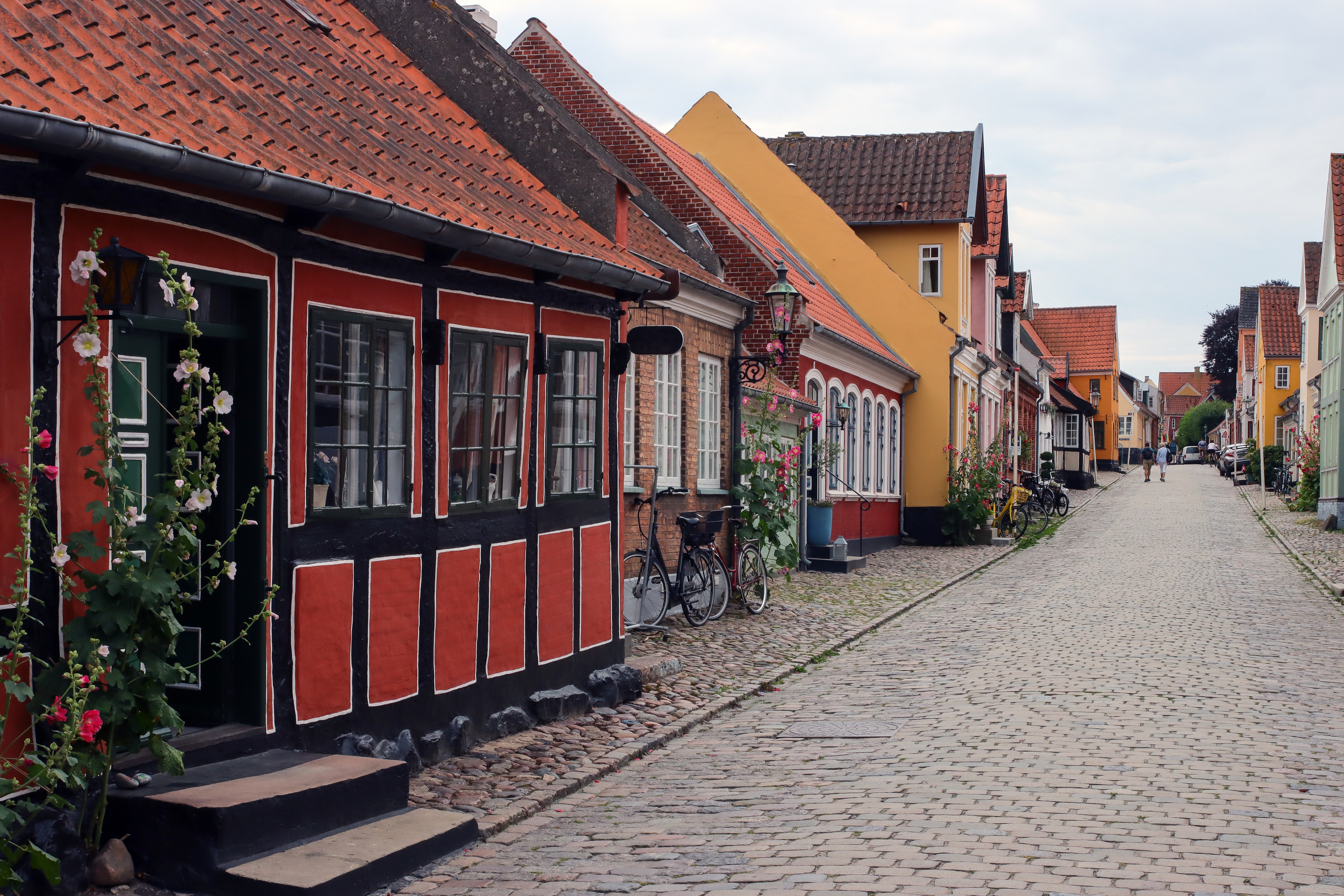 Idyllisk gade i Ærøskøbing med cykler foran traditionelle danske huse