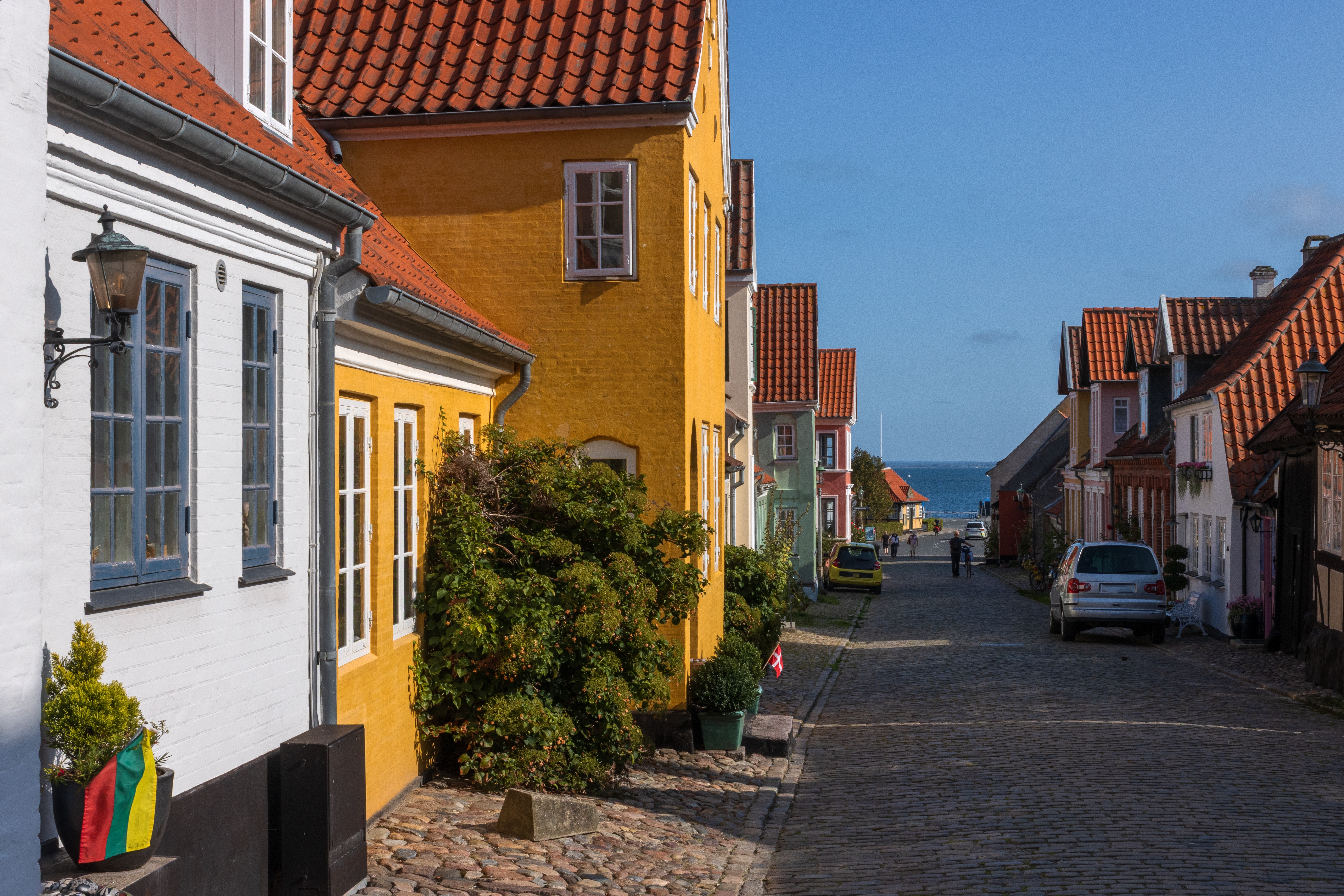 Idyllisk gadebillede fra Ærøskøbing på Ærø med farverige huse, brosten og udsigt til havet