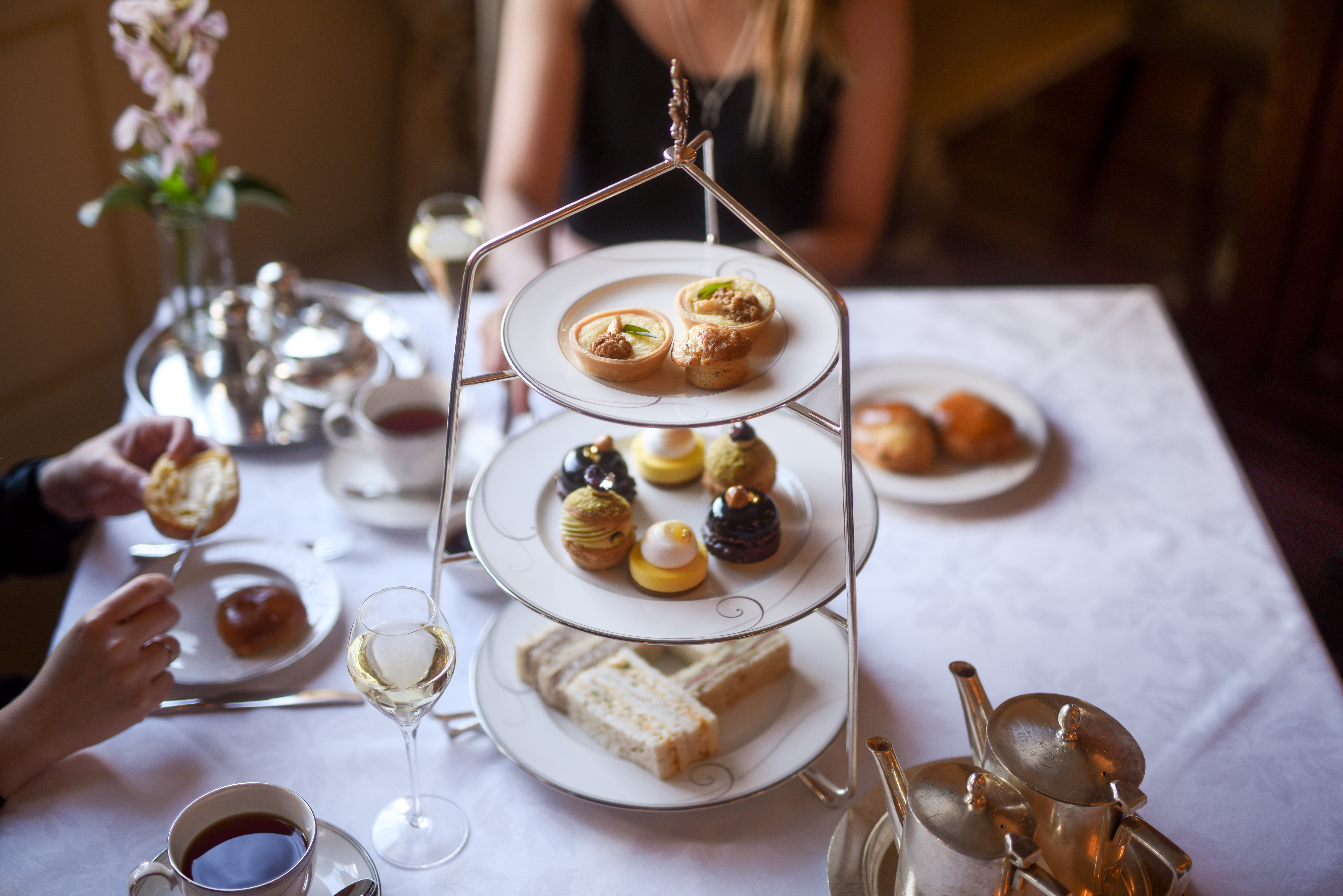 Lækker afternoon tea med desserter og kager på elegant kagefad