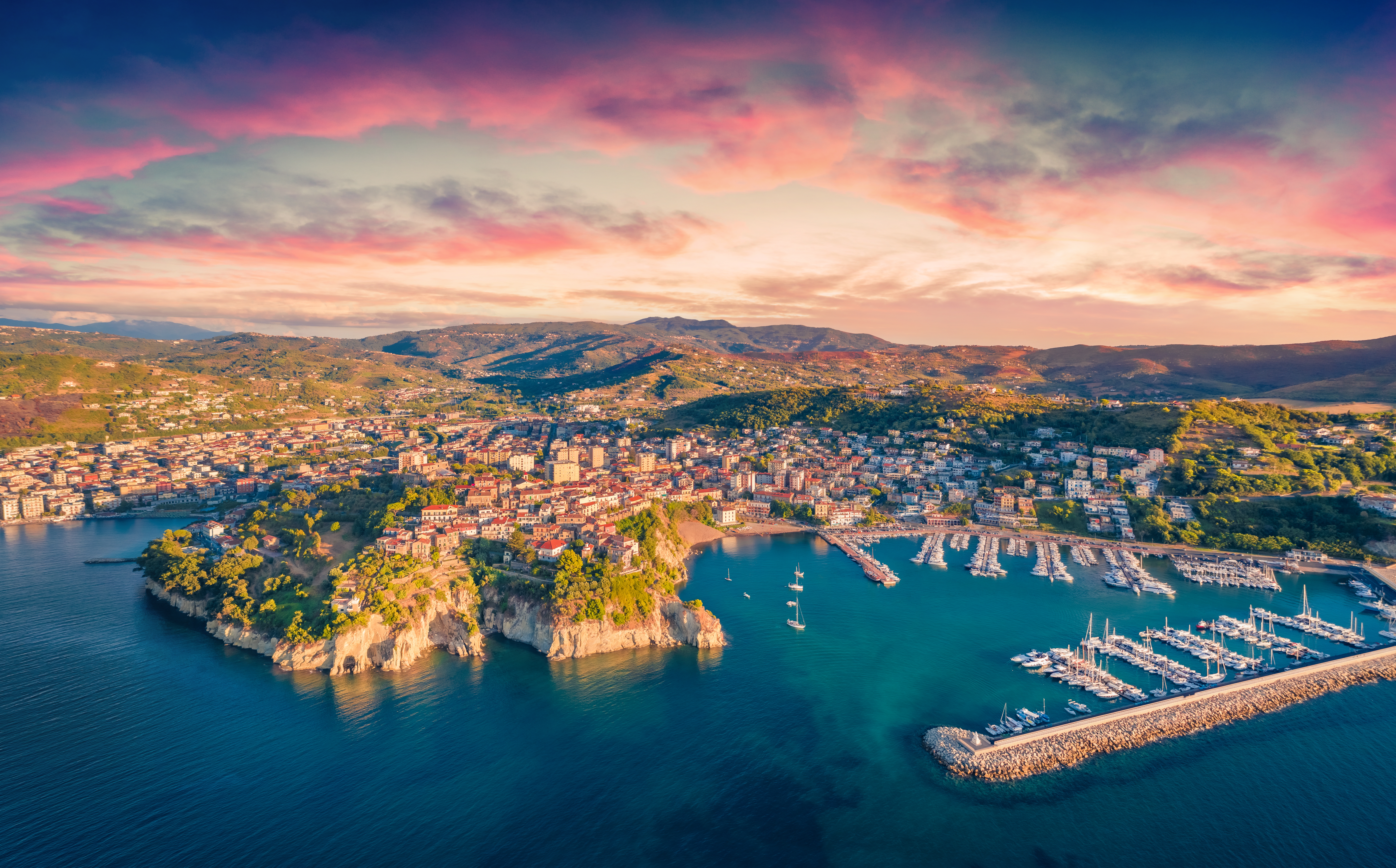 Spektakulær solnedgang over Agropoli bådehavn og kyst i Syditalien