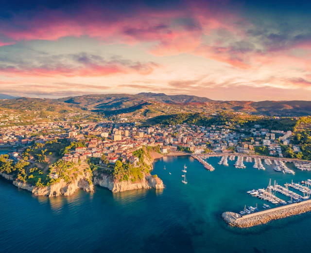 Spektakulær solnedgang over Agropoli bådehavn og kyst i Syditalien
