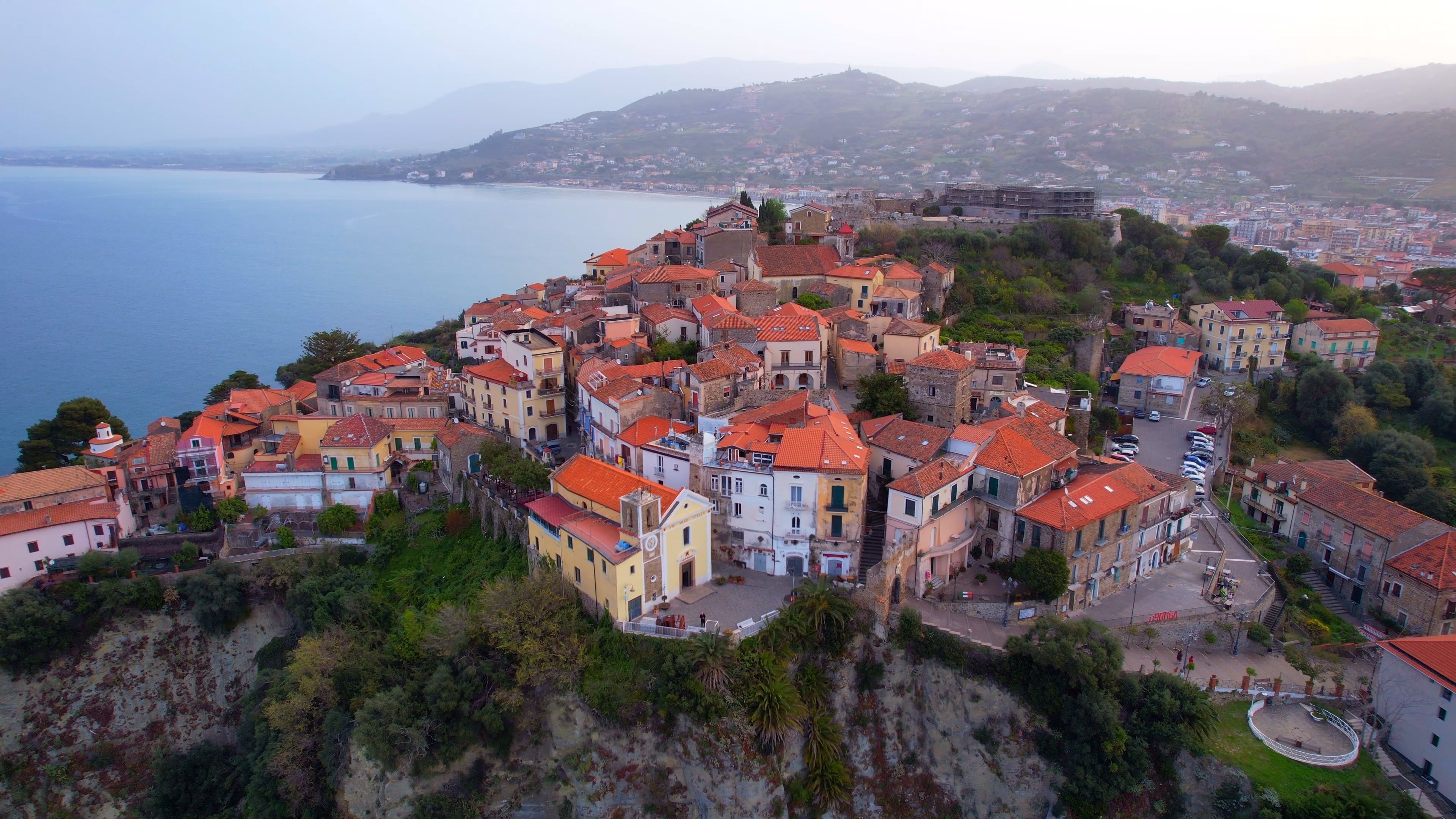Smuk udsigt over Agropolis historiske centrum med farverige huse på klippeskrænt ved Middelhavet i Italien