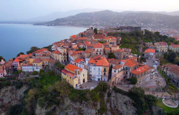 Smuk udsigt over Agropolis historiske centrum med farverige huse på klippeskrænt ved Middelhavet i Italien