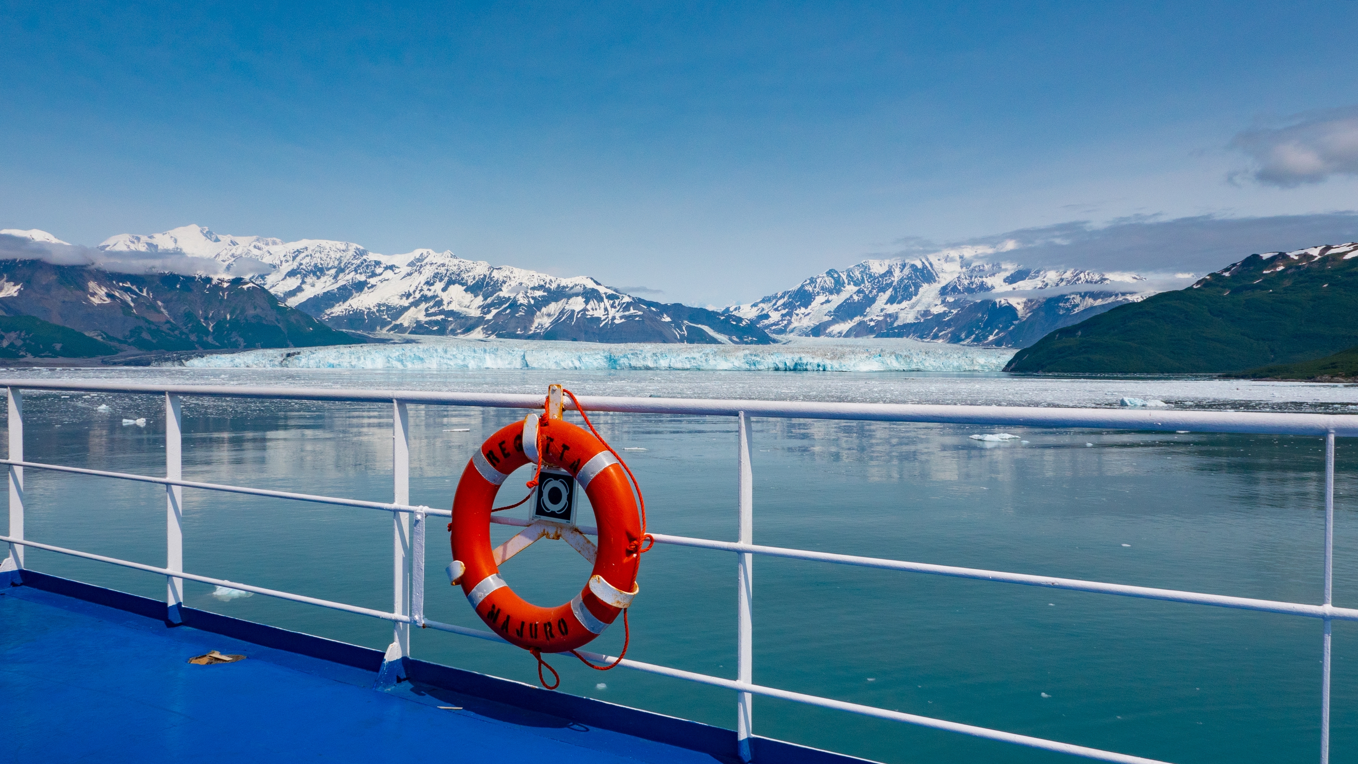Krydstogt langs Hubbard Gletsjer i Alaska set fra skibsdækket med orange redningsring