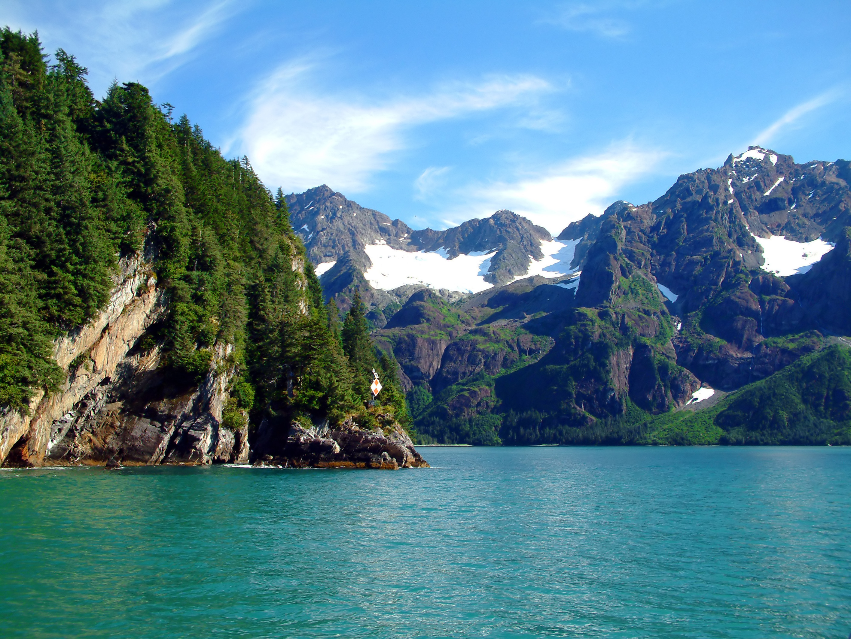 Fantastisk Alaska fjord med pristine natur og snedækte bjergtinder - oplev vild Alaska natur