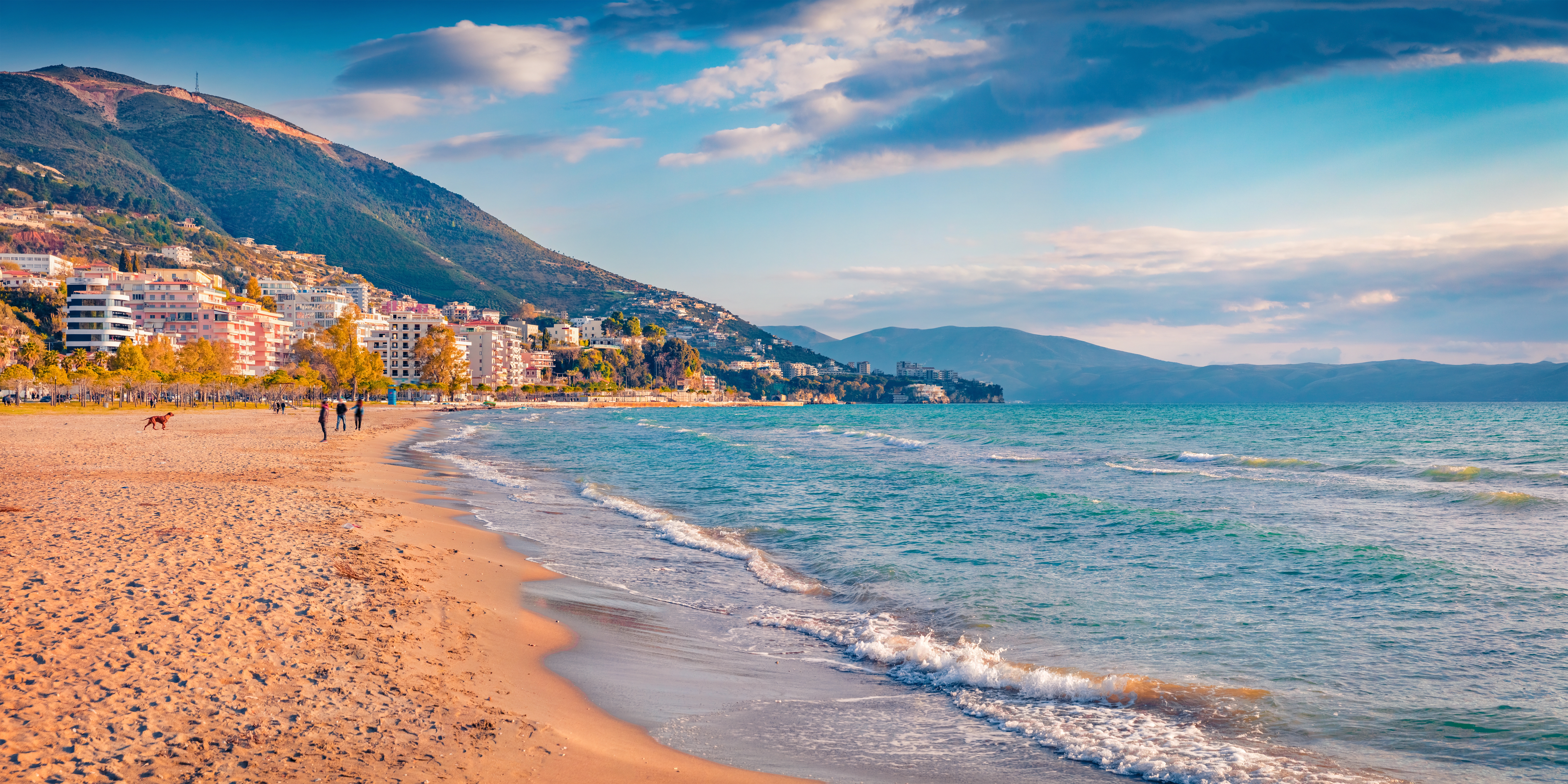 Vlore resort i Albanien med strand, bjerge og azurblåt hav
