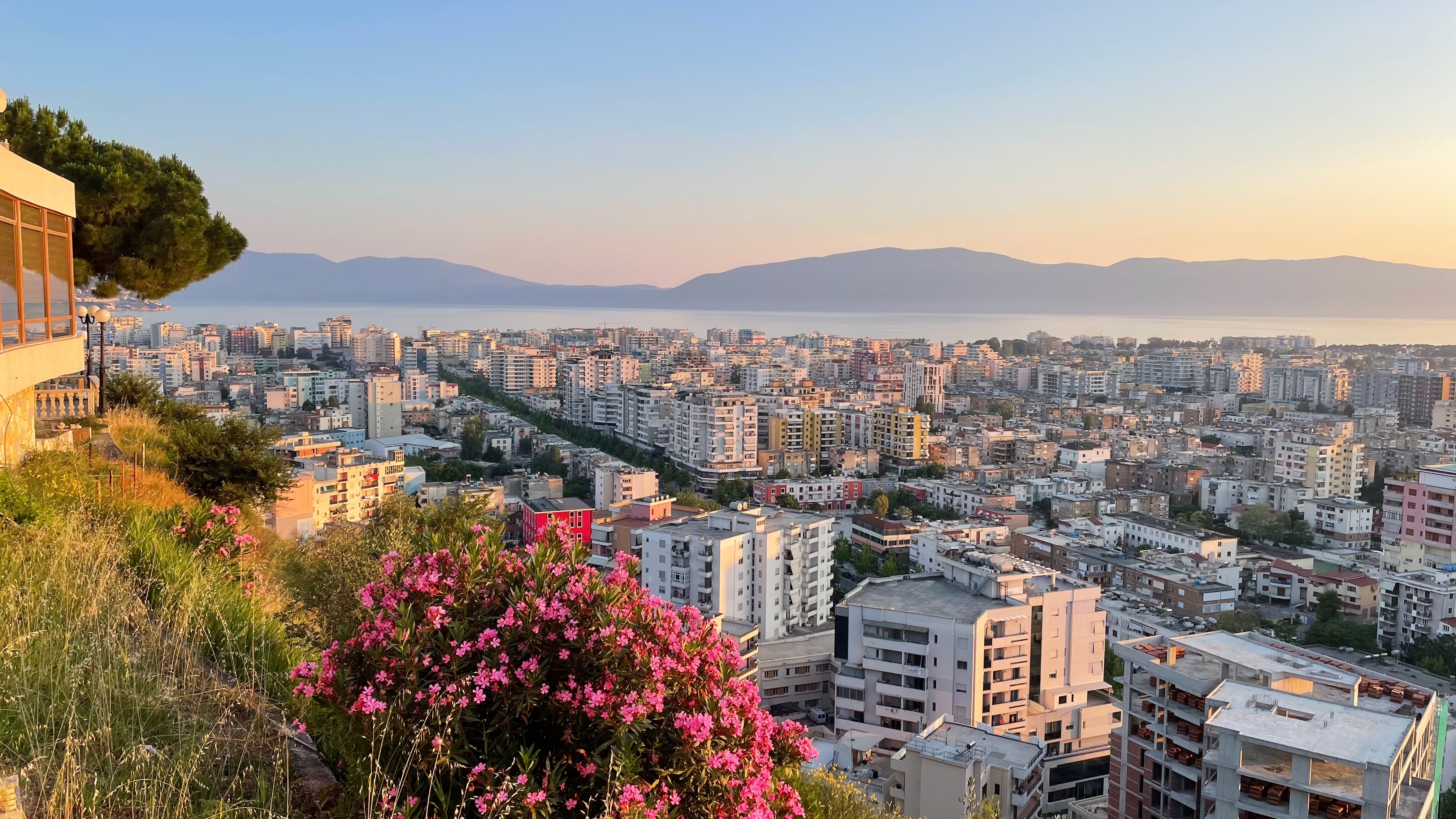 Spektakulær udsigt over Vlorë ved Adriaterhavet under gyldent aftenlys