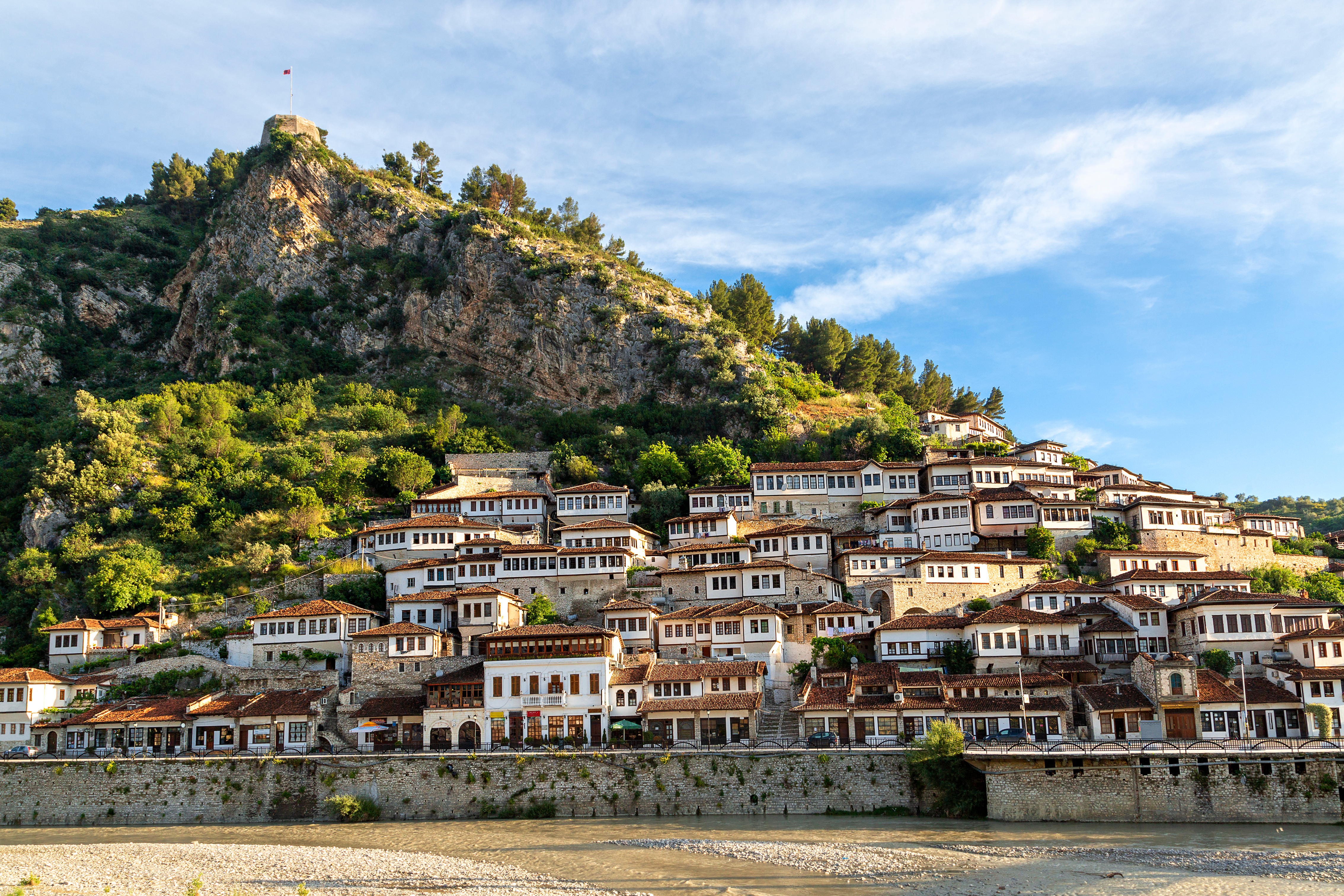 Mangalem kvarteret i Berat Albanien med hvide osmaniske huse ved Osum floden