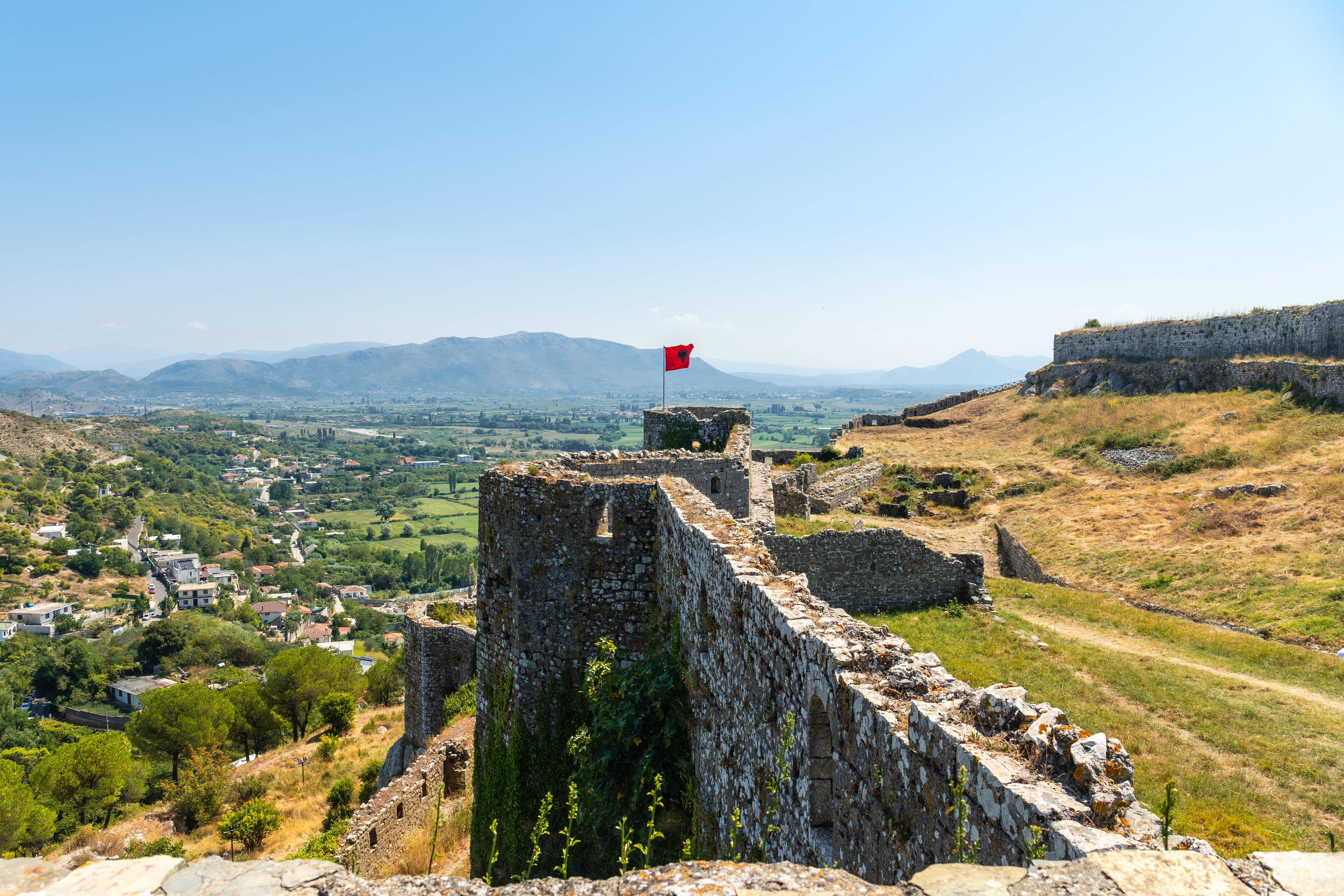 Antik slotsfæstning med albansk flag og fantastisk udsigt over Shkoder dal i Albanien