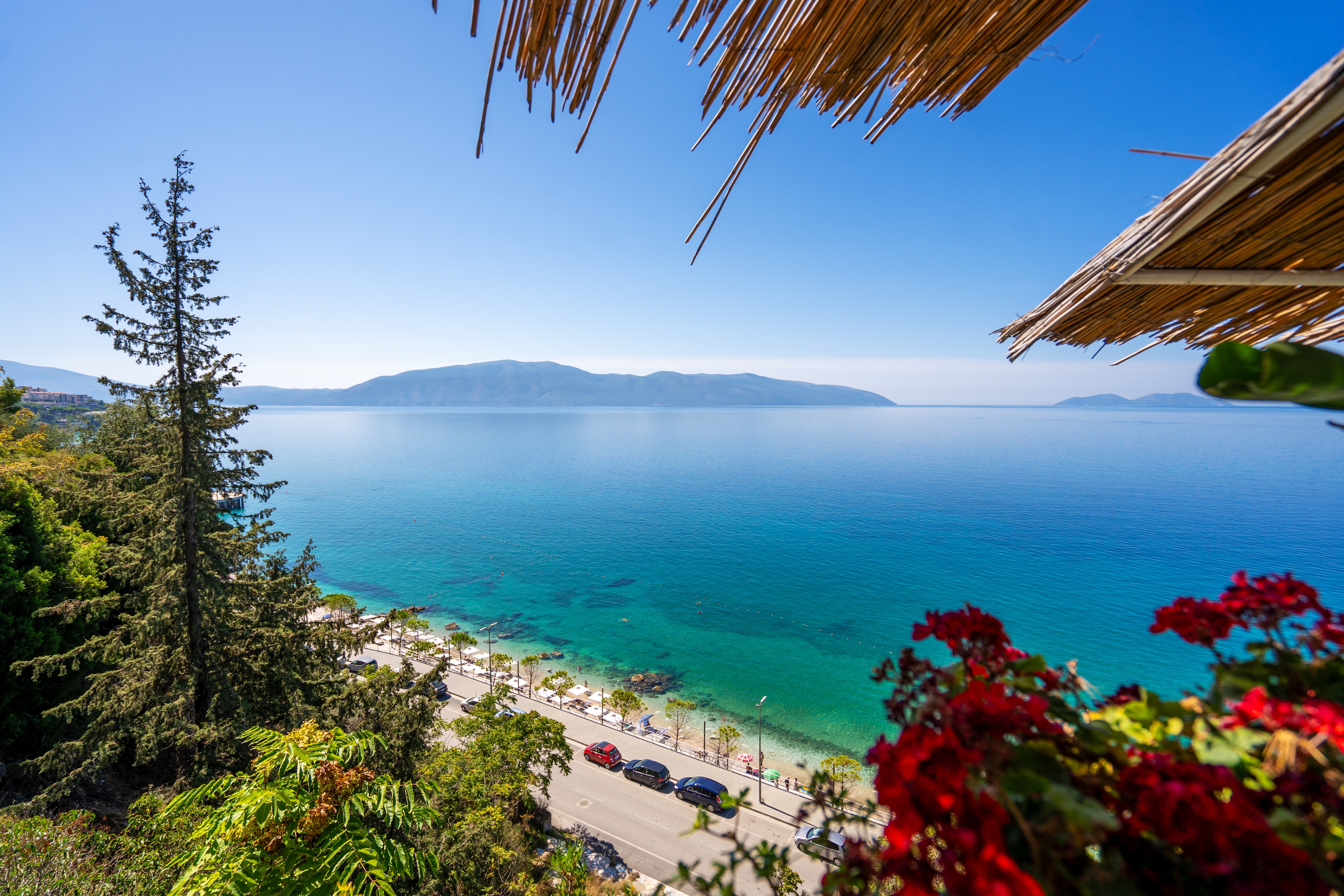 Pragtfuld panoramaudsigt over albansk riviera med turkist middelhav