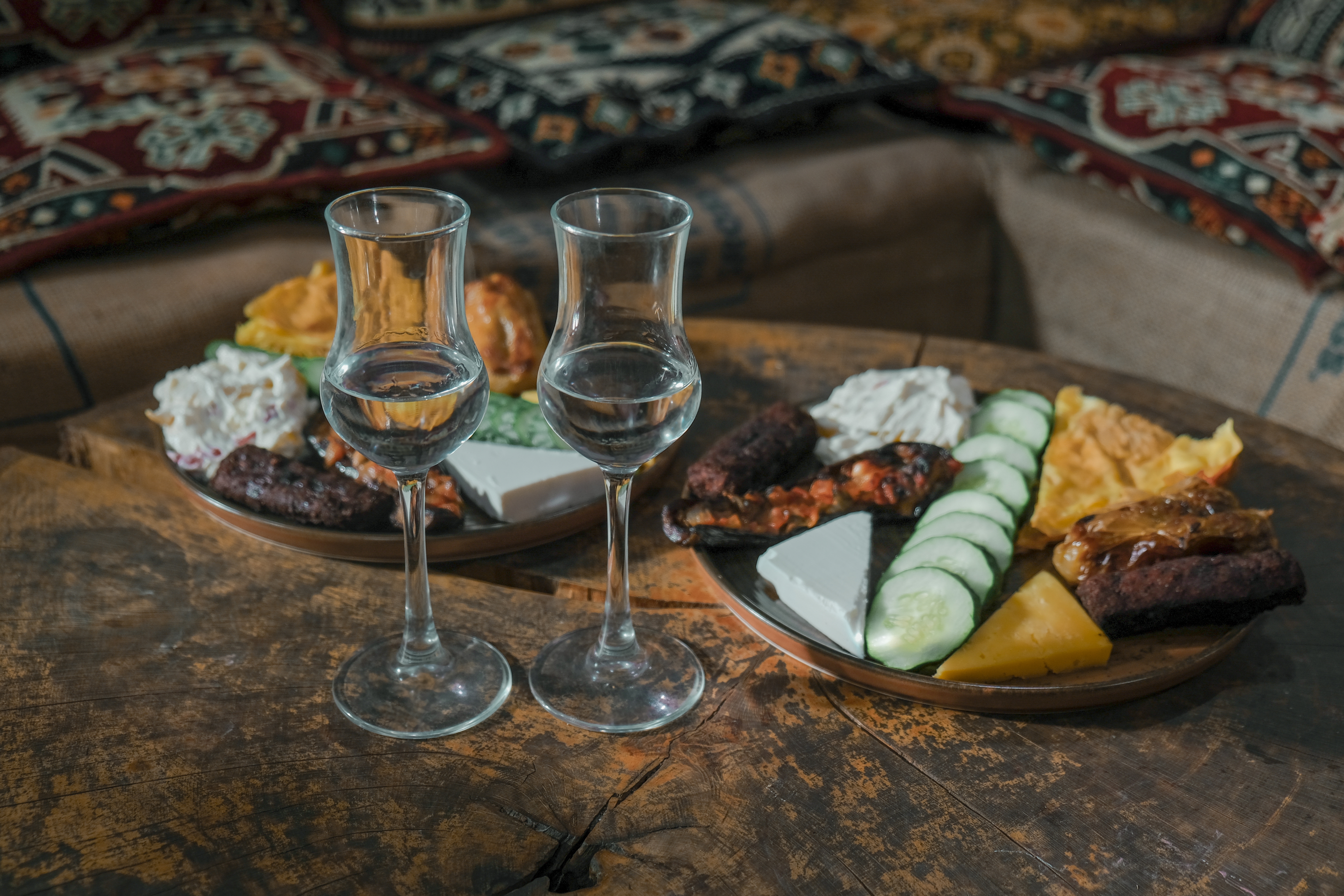 Kulinarisk oplevelse fra Albanien med traditionel anretning af lokale specialiteter og hjemmelavet raki