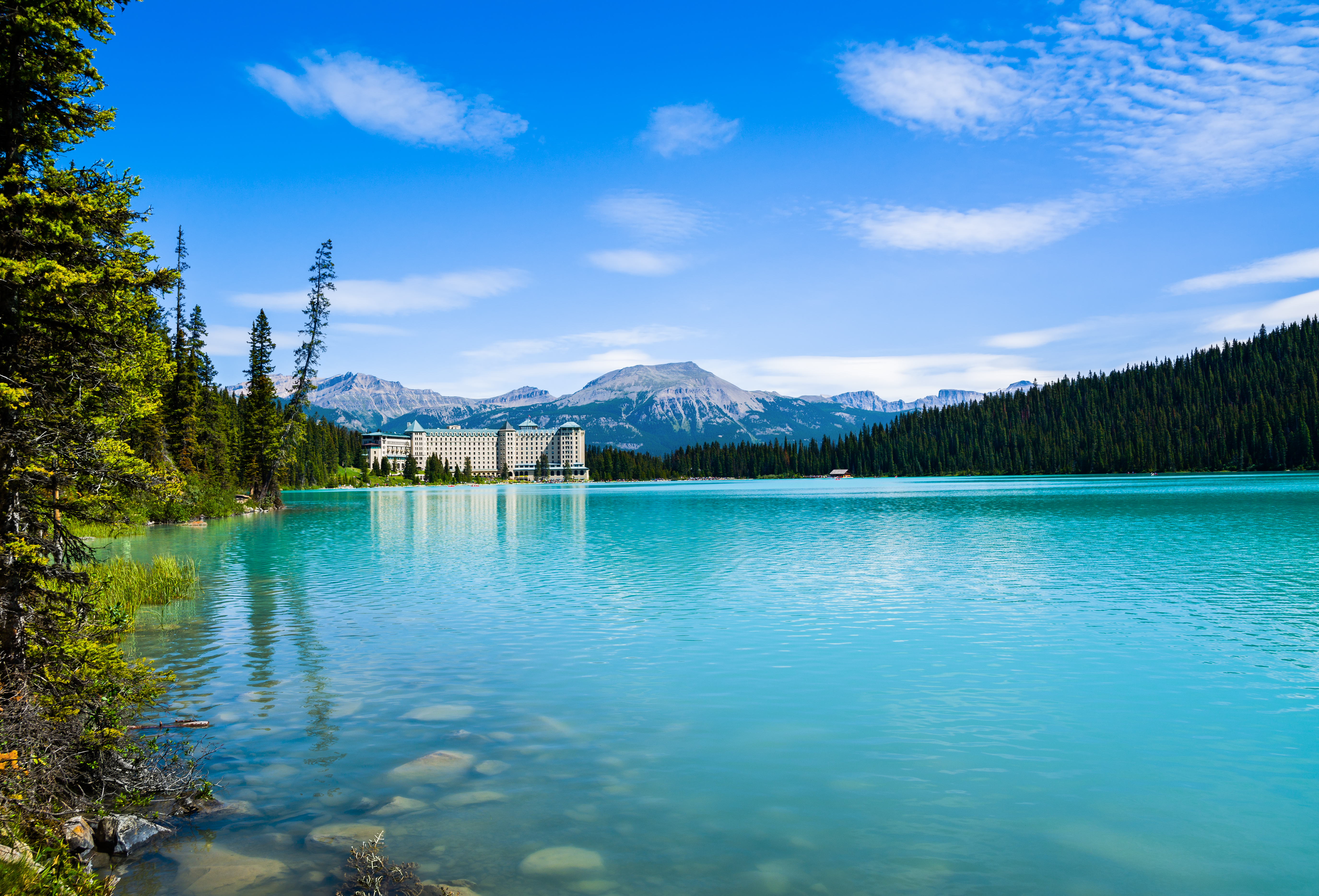 Majestaaetisk Lake Louise med krystalklart vand og snedaekte bjerge i det canadiske Rocky Mountains