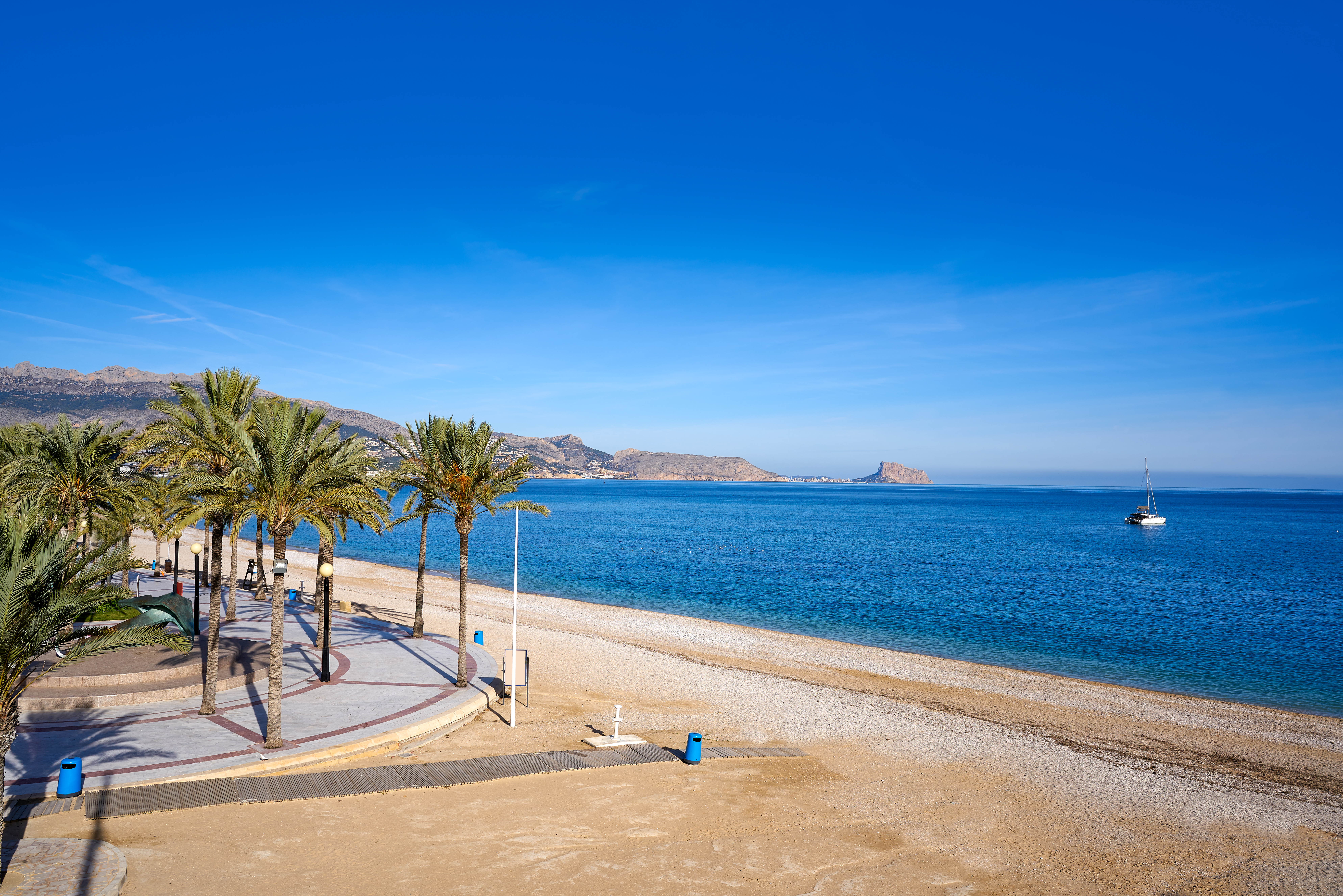 Idyllisk strand i Albir med palmetræer og blåt Middelhav ved Alfas del Pi på Costa Blanca i Spanien