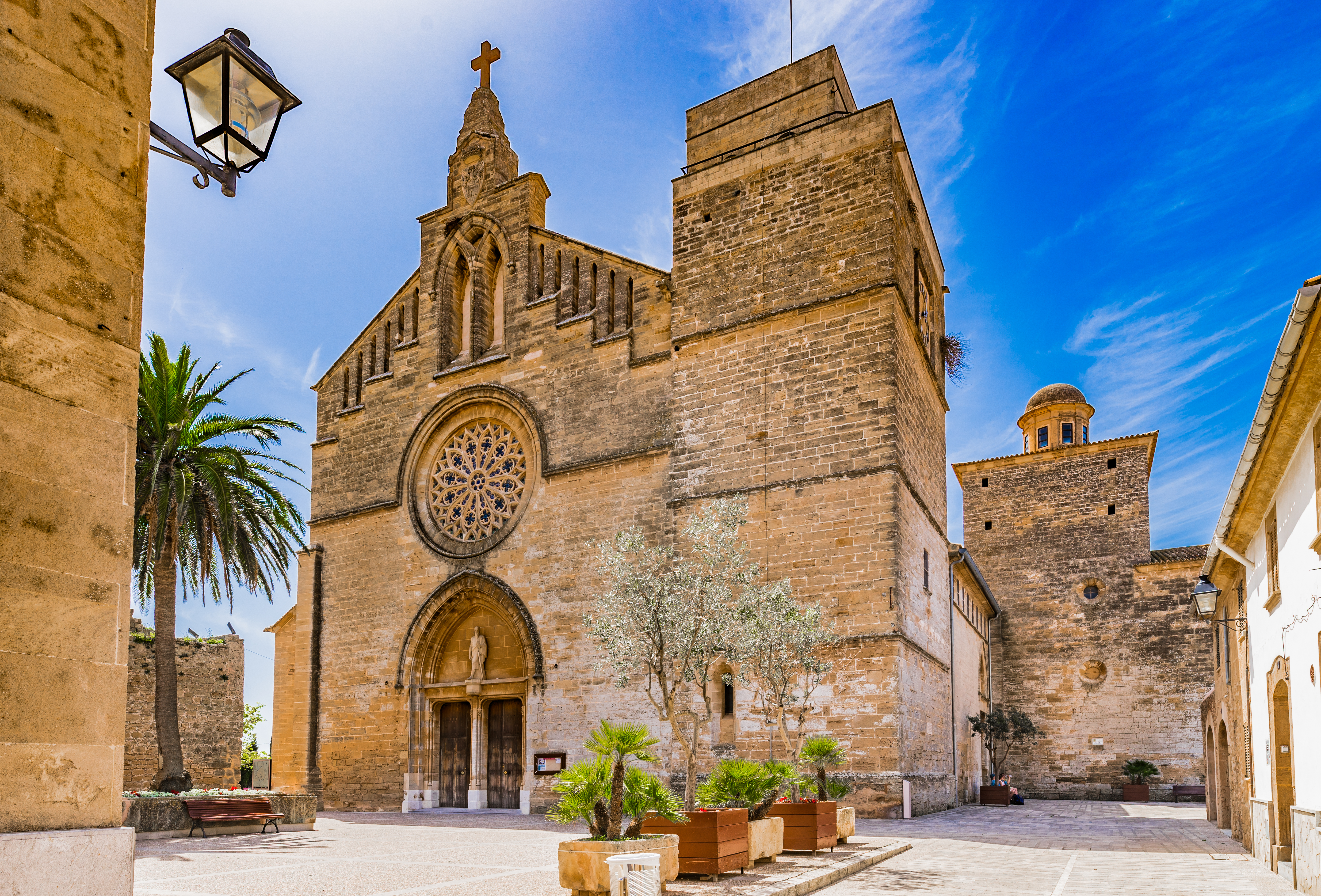 Den smukke Sant Jaume kirke fra middelalderen i den charmerende gamle bydel af Alcudia på Mallorca