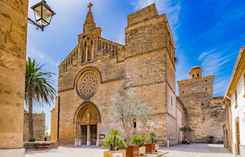 Den smukke Sant Jaume kirke fra middelalderen i den charmerende gamle bydel af Alcudia på Mallorca