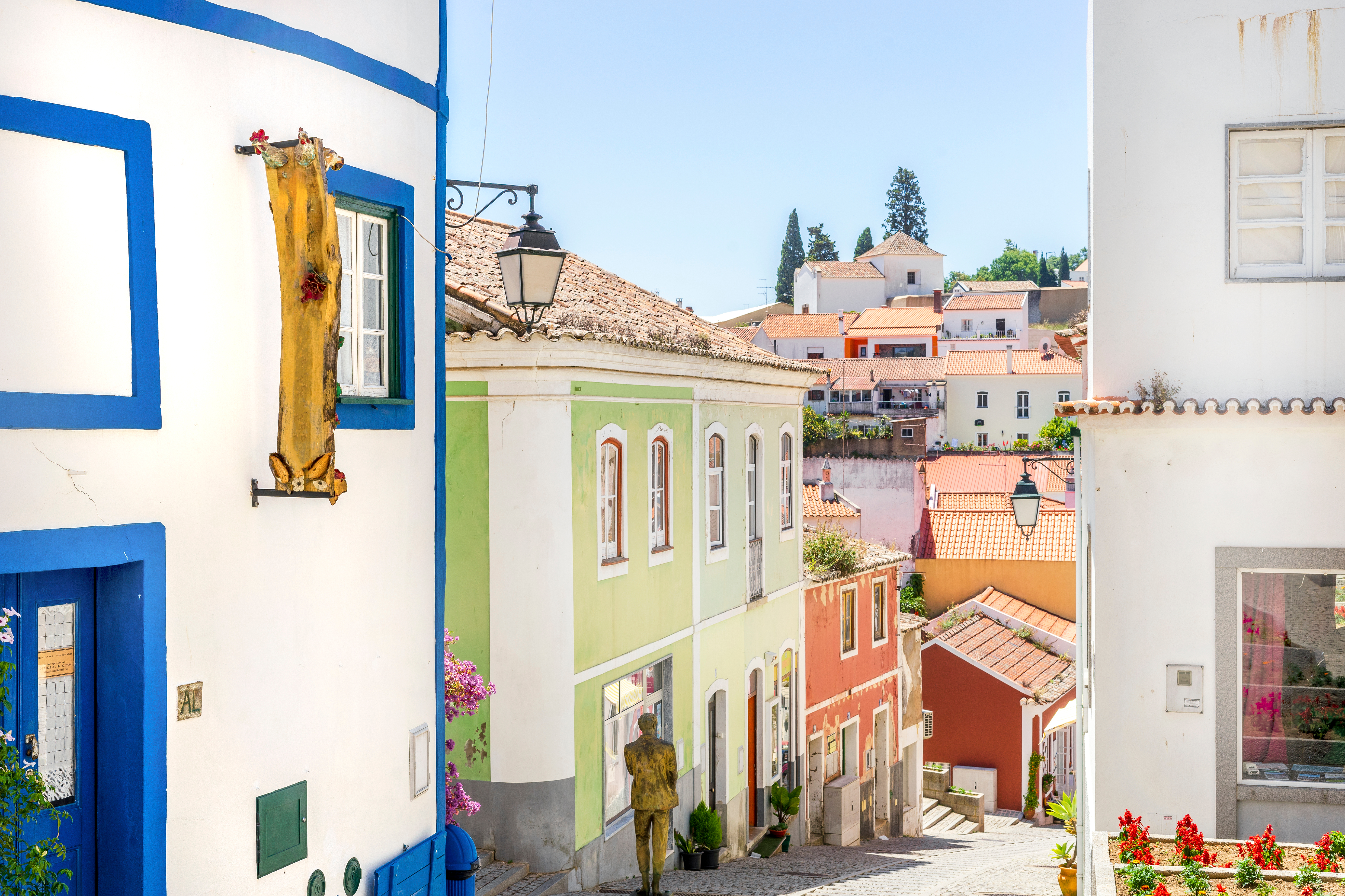 Charmerende gade med traditionelle huse i Monchique bjerglandsby, Portugal