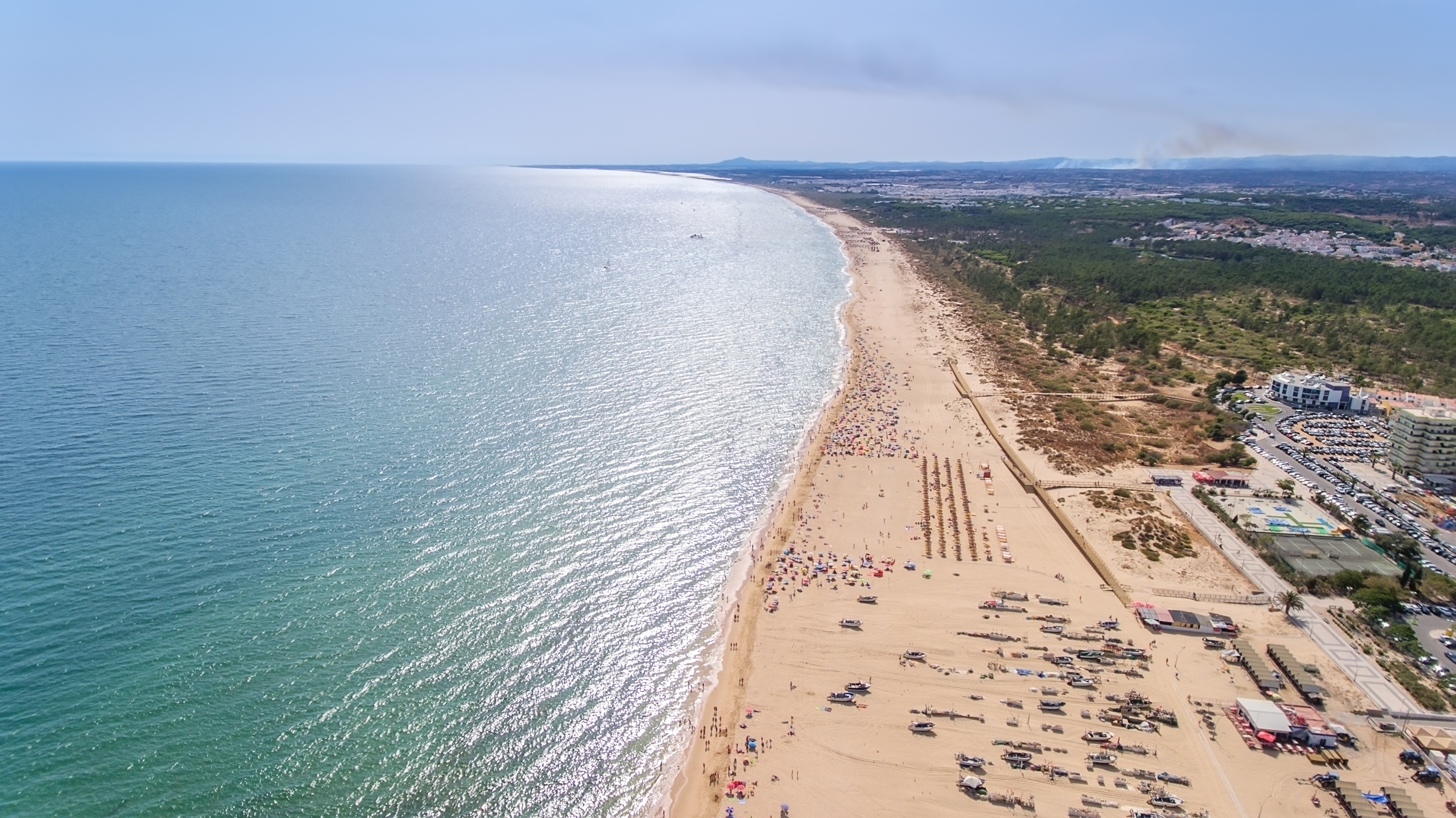 Spektakulært luftbillede af Monte Gordo strand på Algarve Portugal