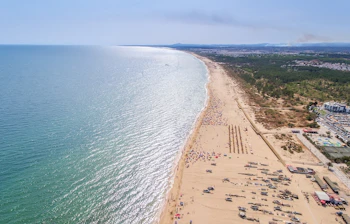 Spektakulært luftbillede af Monte Gordo strand på Algarve Portugal