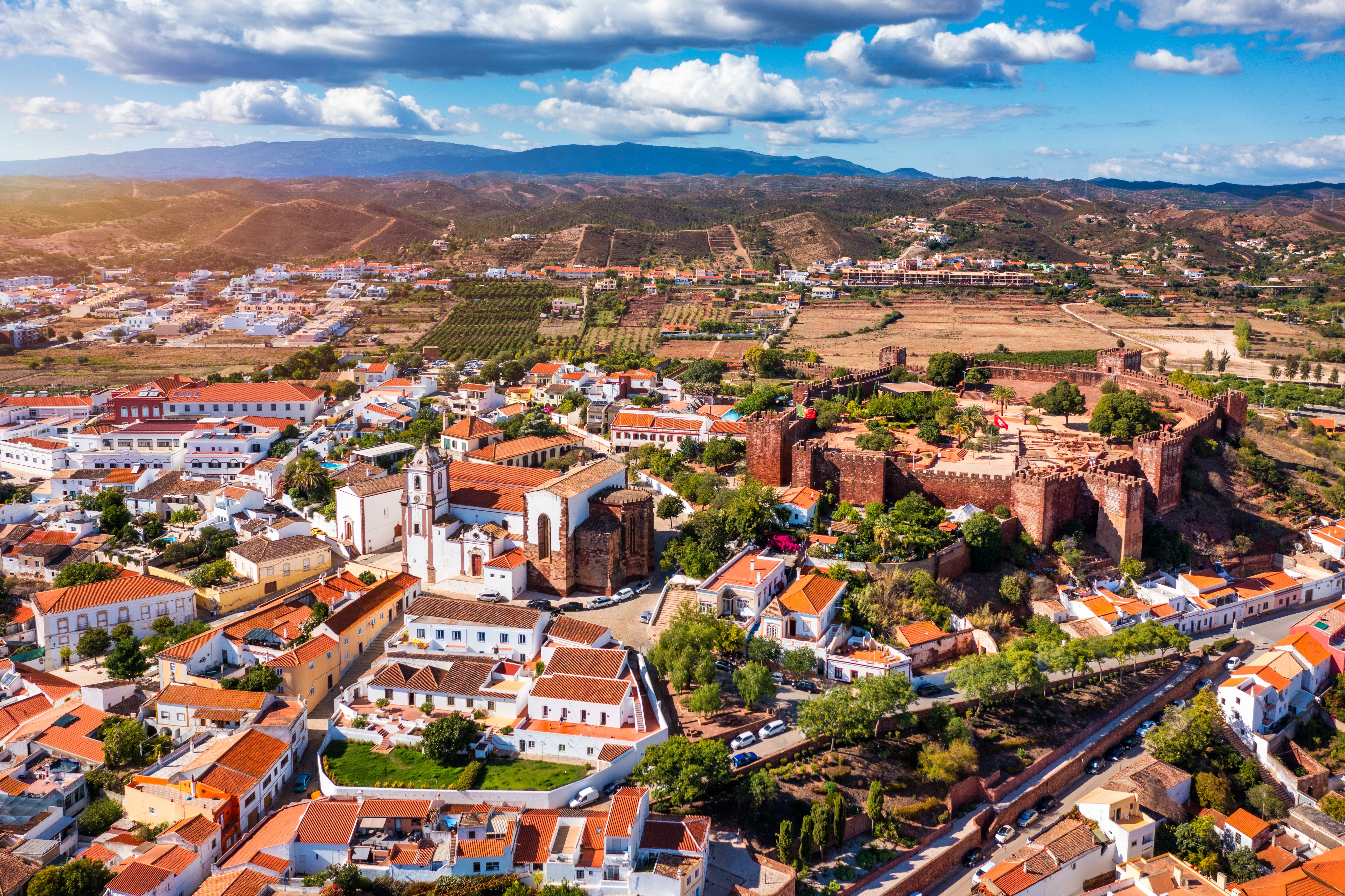 Luftbillede af Silves gamle by med kasteel og katedral i det sydlige Portugal