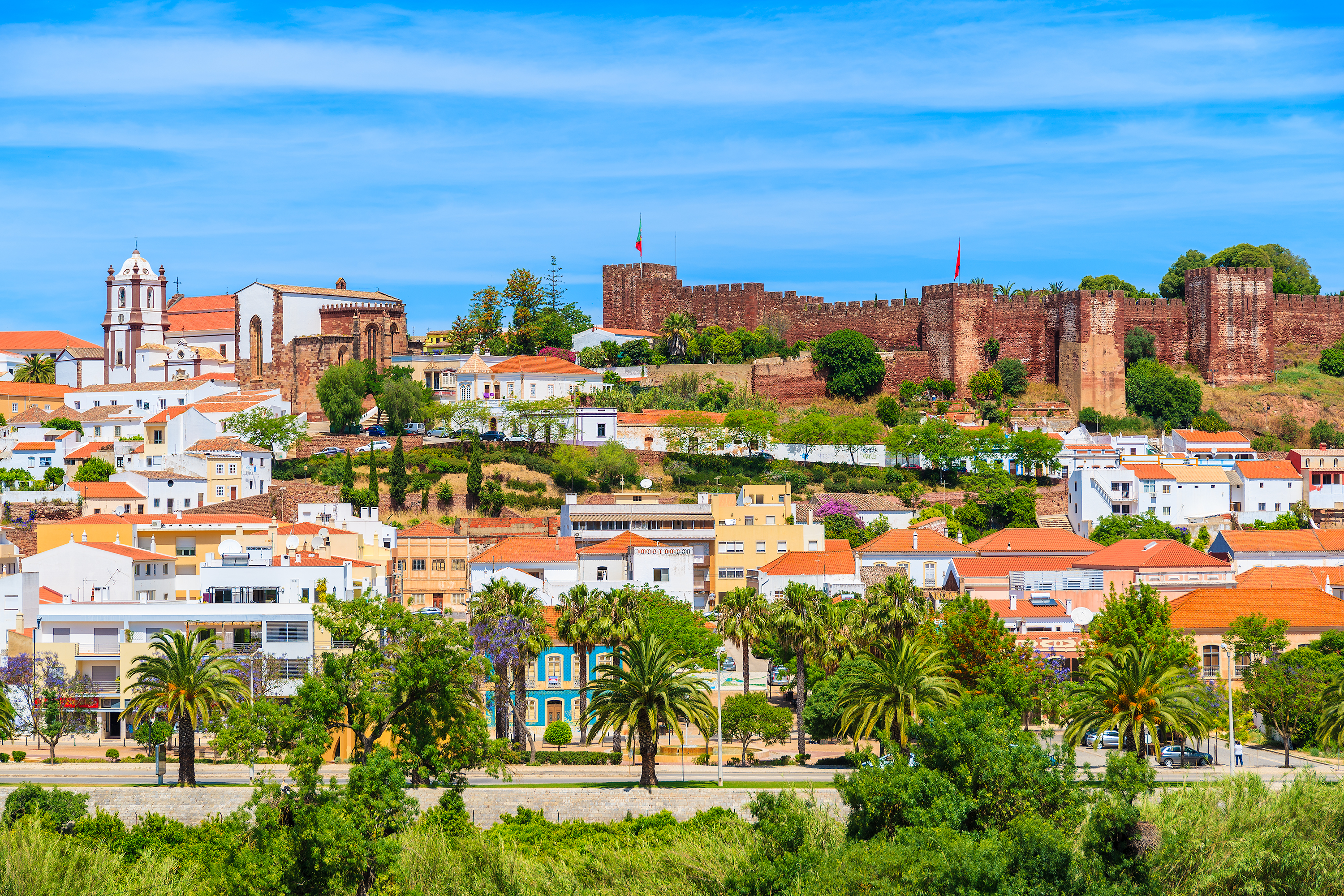 Betagende udsigt over Silves by i Algarve med den berømte middelalderborg, katedral og karakteristiske hvide bygninger