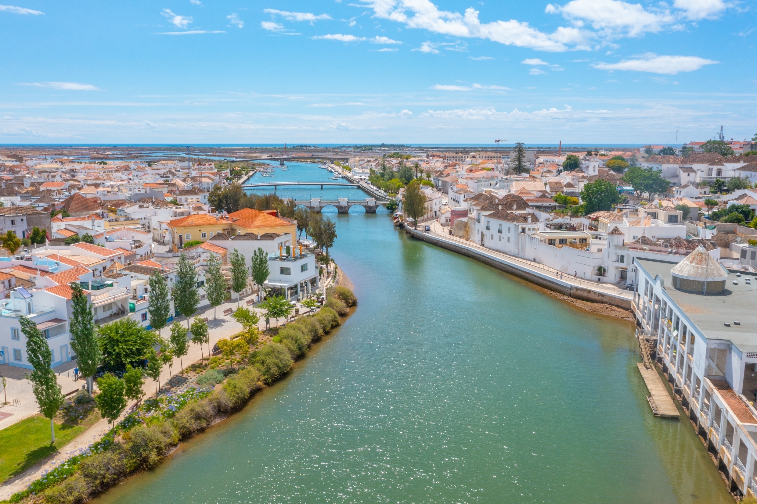 Luftbillede af Tavira historiske centrum i Algarve med flod, broer og mediterrane huse