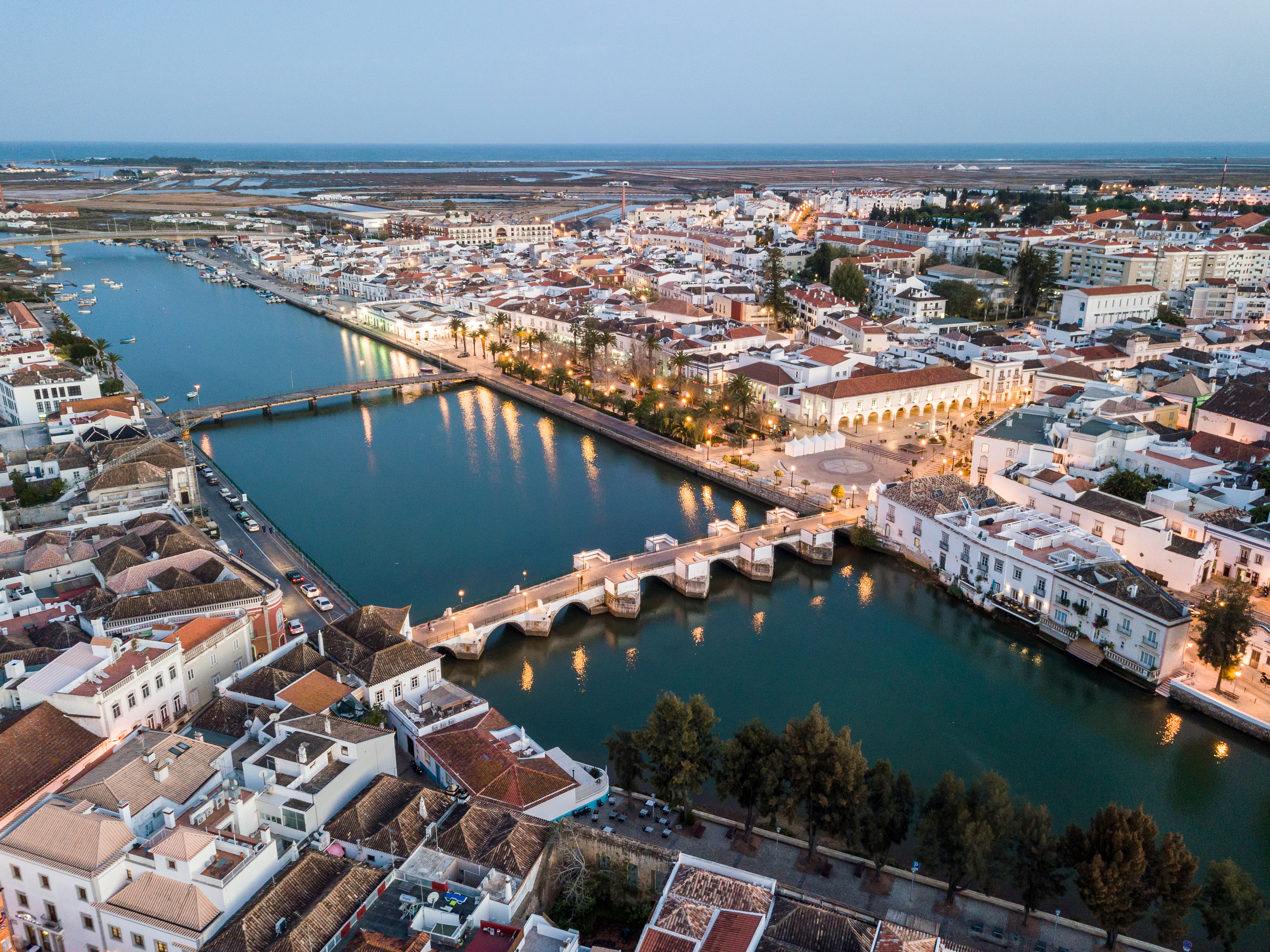 Romersk bro i Tavira Algarve Portugal med traditionelle huse langs flodbredden