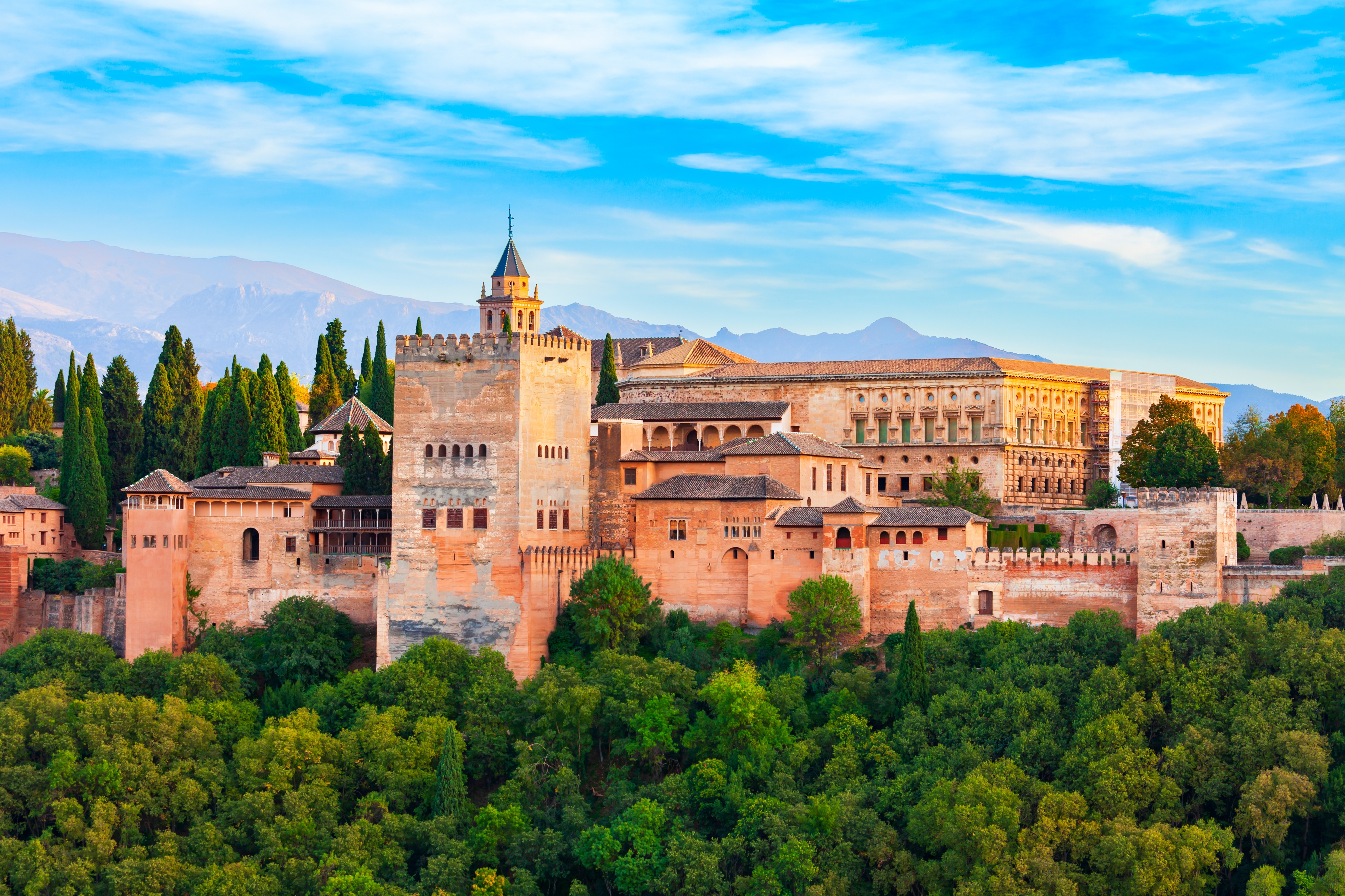 Luftpanorama af Alhambra i Granada, et symbol på spansk-islamisk arkitektur i Andalusien, Spanien.