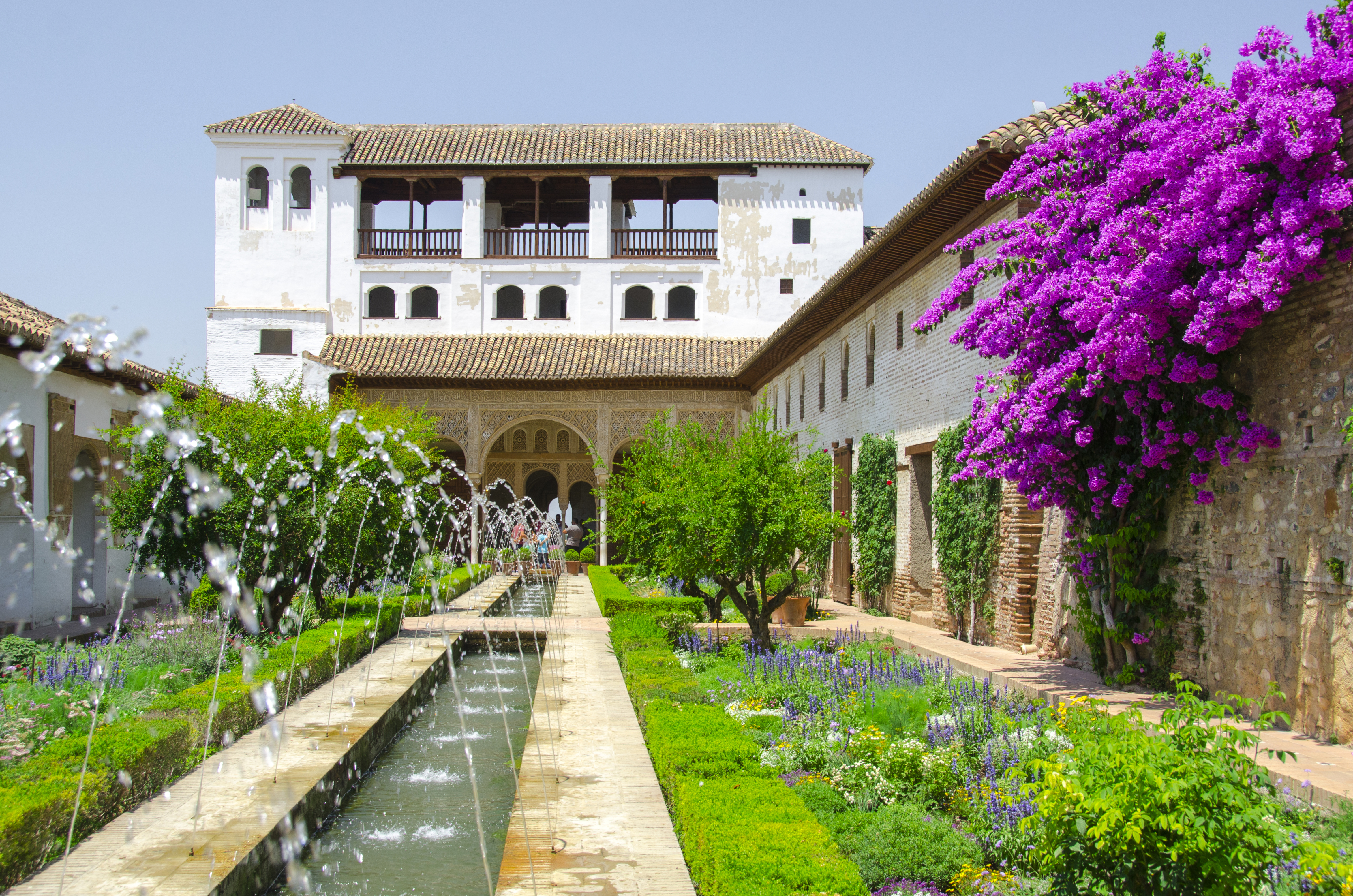 Alhambra springvand og terrasse haver med lilla blomster i Andalusien, Spanien