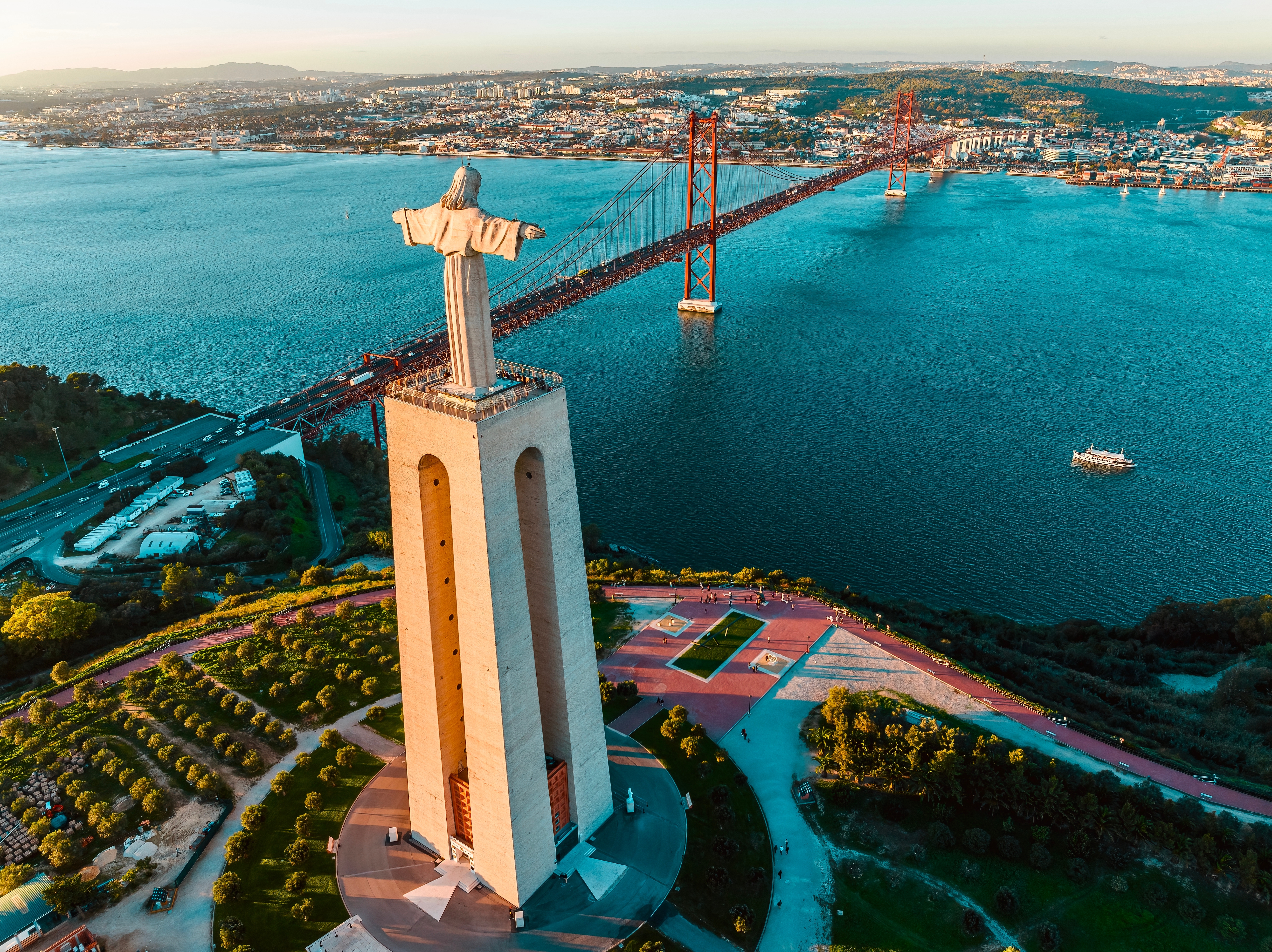 Drone optagelse af Cristo Rei helligdom og statue med Lissabon skyline i baggrunden