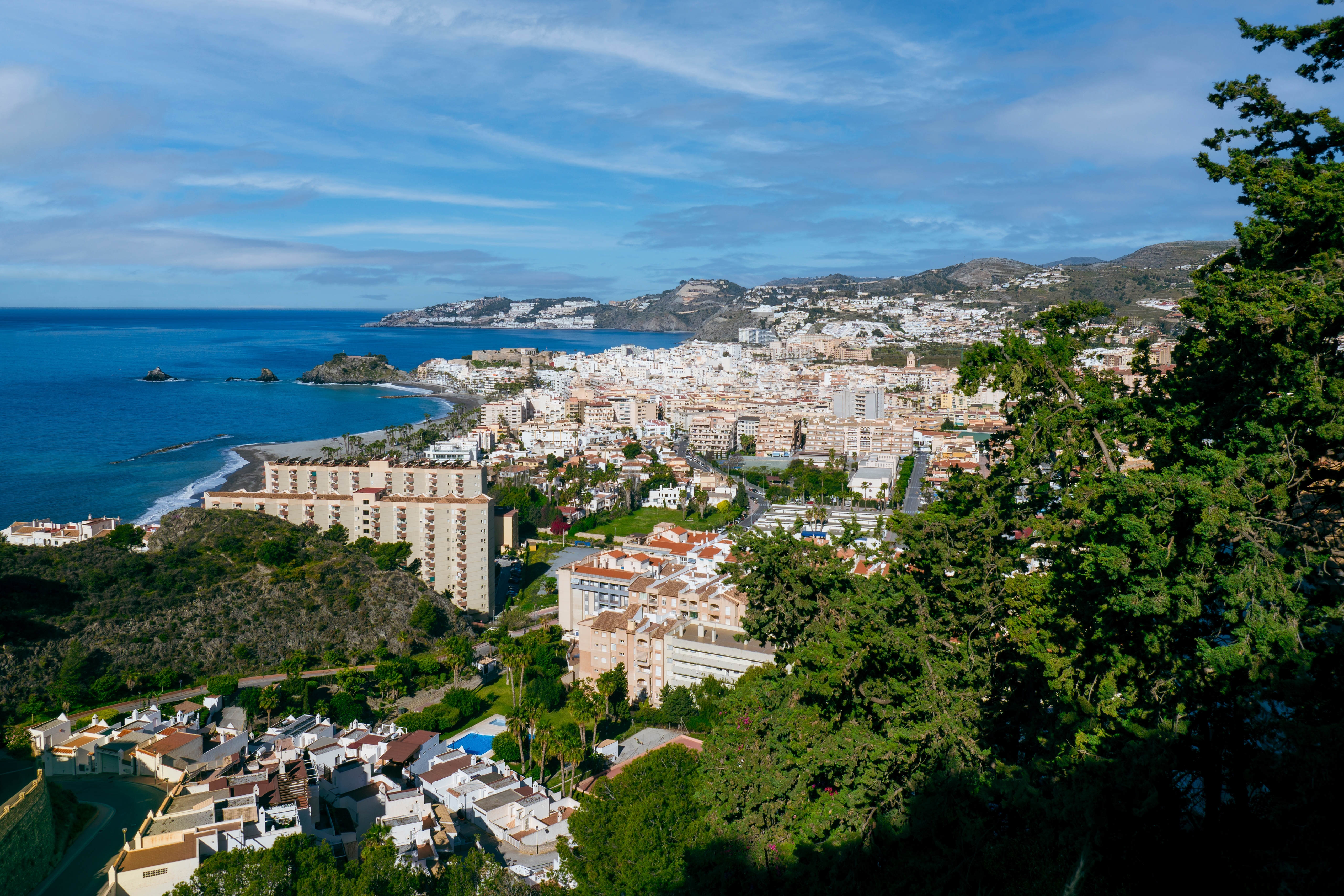 Pragtfuld udsigt over Almuñécar på Costa Tropical i Spanien med blåt hav, hvide bygninger og bjerge