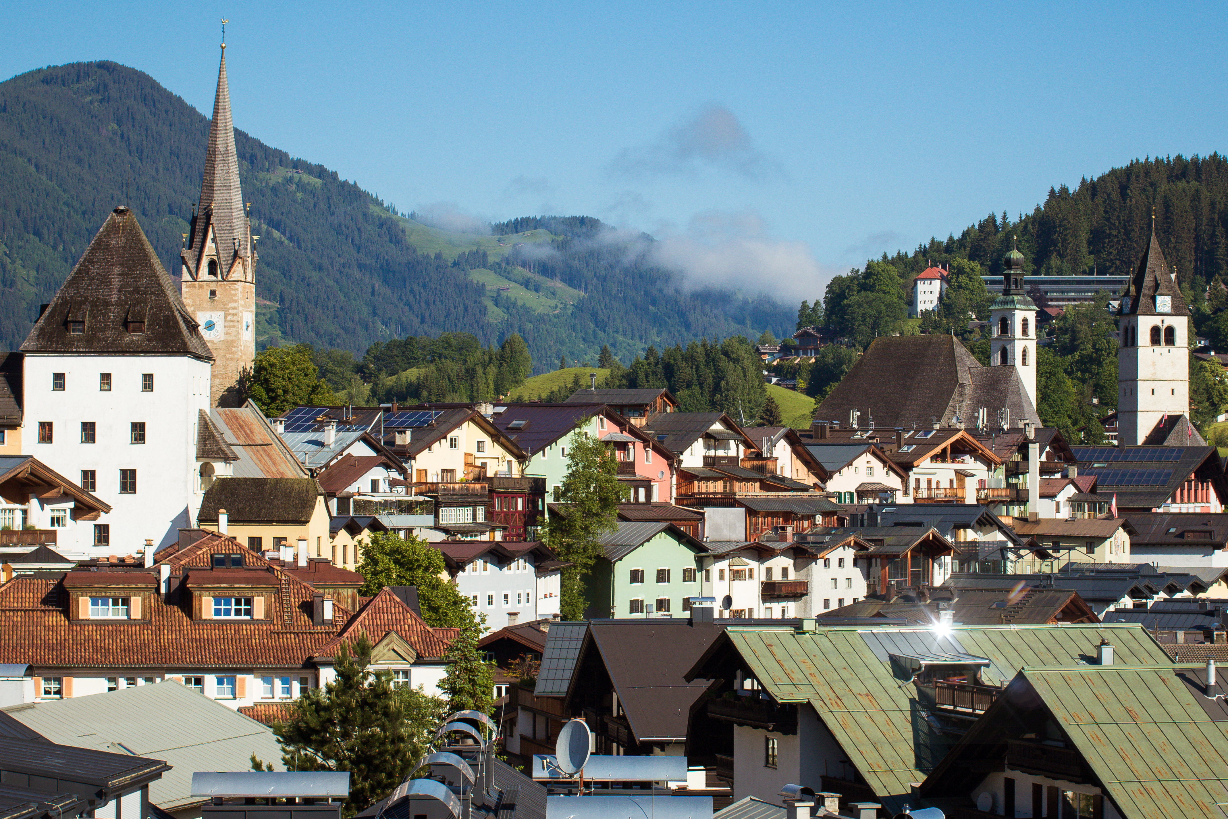 Panoramaudsigt over Kitzbühel alpeby i Østrig med traditionel arkitektur og dramatisk bjergkulisse