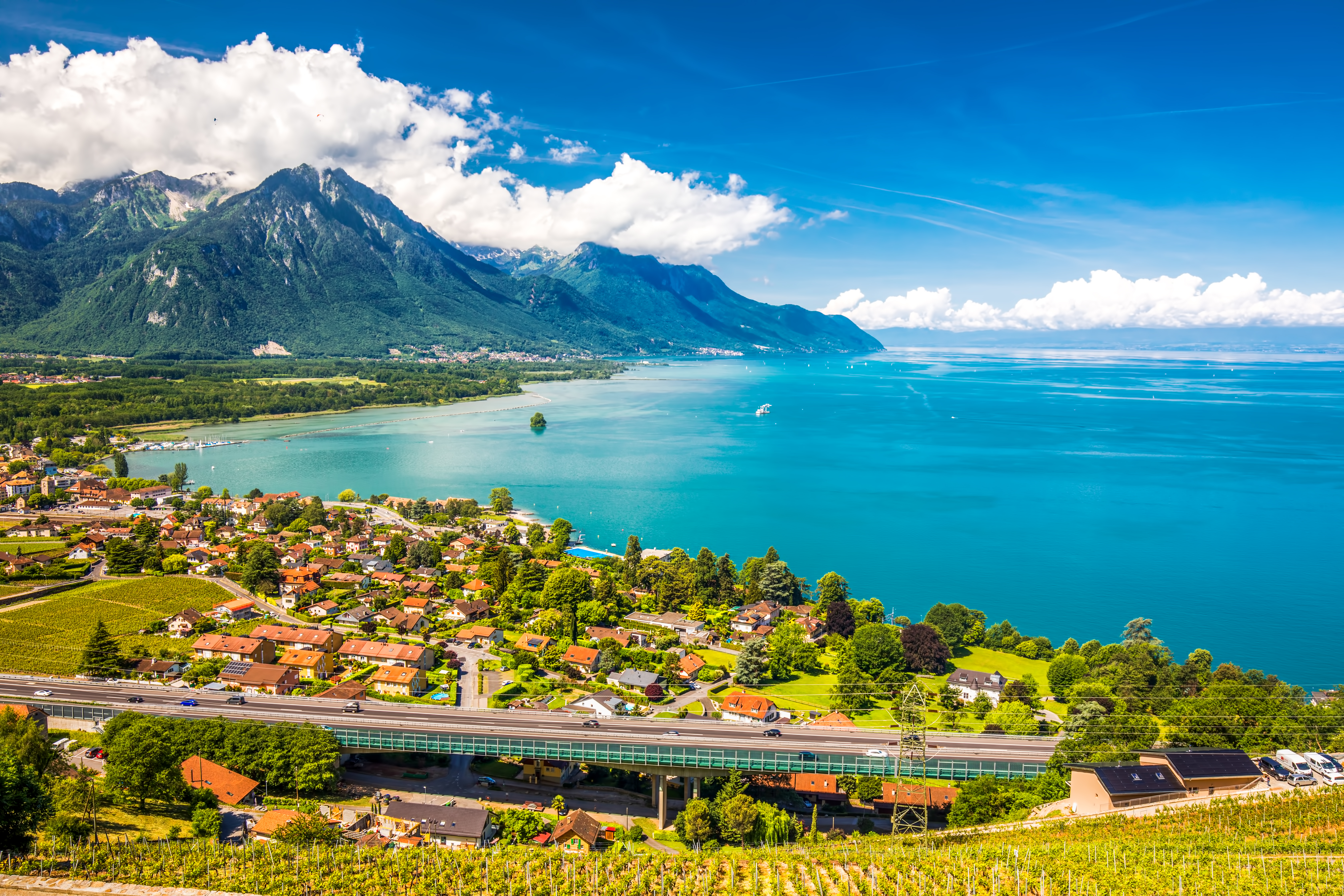 Spektakulært alpelandskab i Schweiz med azurblåt vand og majestætiske bjerge