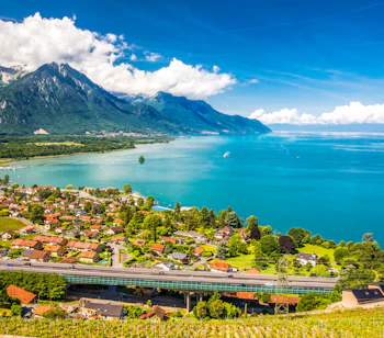 Spektakulært alpelandskab i Schweiz med azurblåt vand og majestætiske bjerge