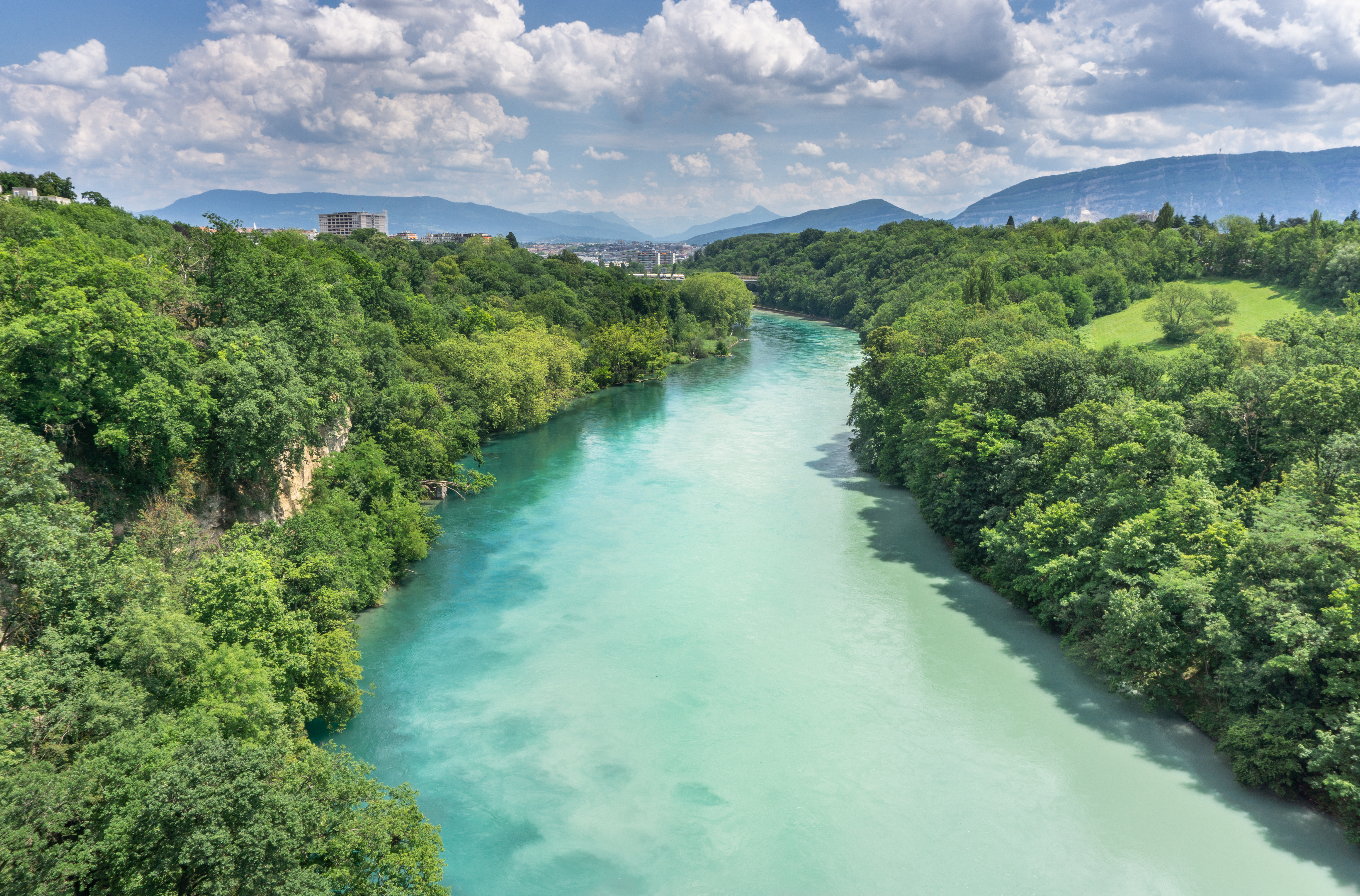 Turkisblå flod gennem alperne i Schweiz - en uforglemmelig naturoplevelse