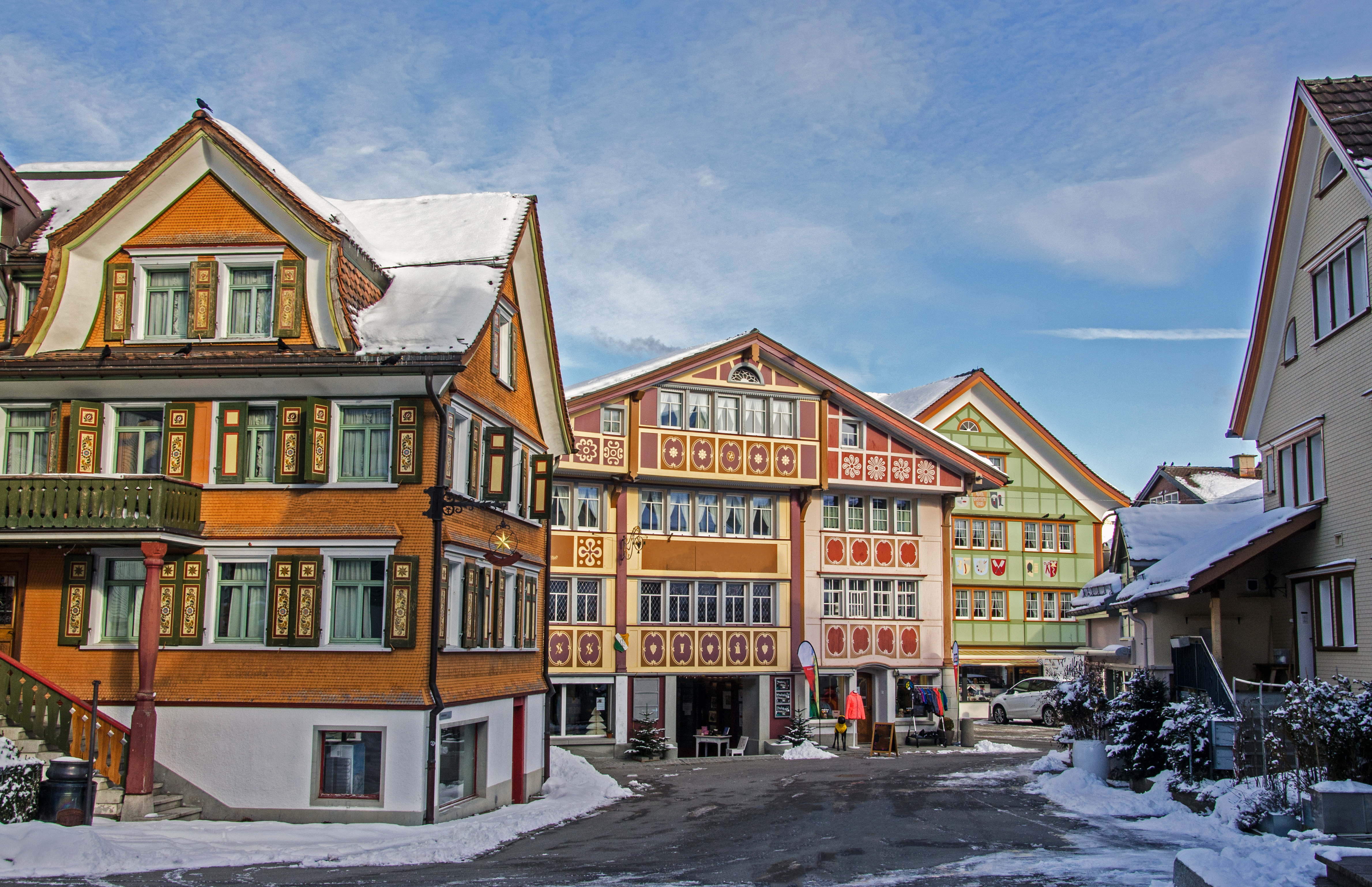 Smukke alpine huse i Schweiz med karakteristisk arkitektur og sne - perfekt vinterrejsemål