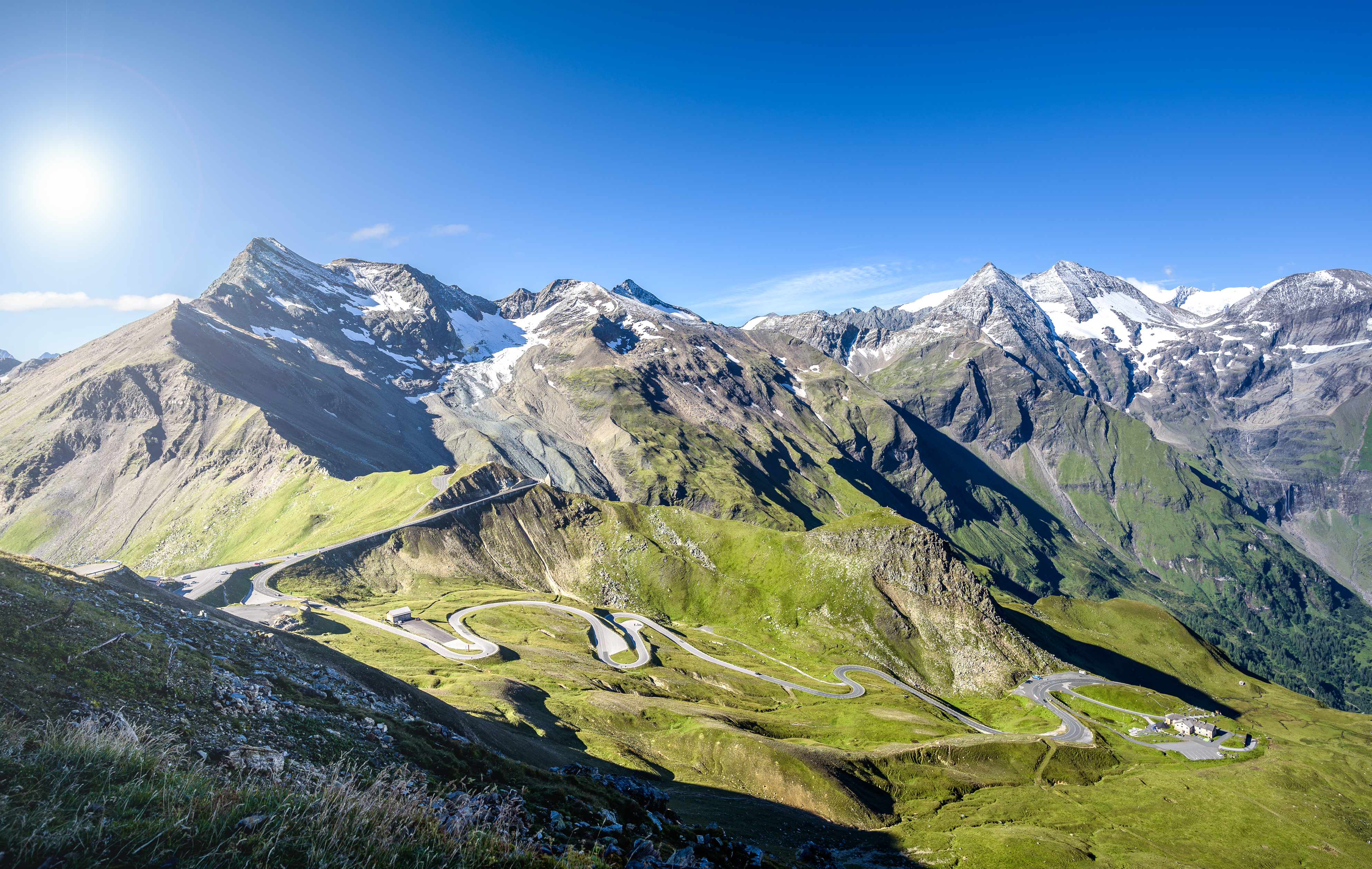 Malerisk alpevej gennem Tauern nationalpark i Østrig med bjergpanorama