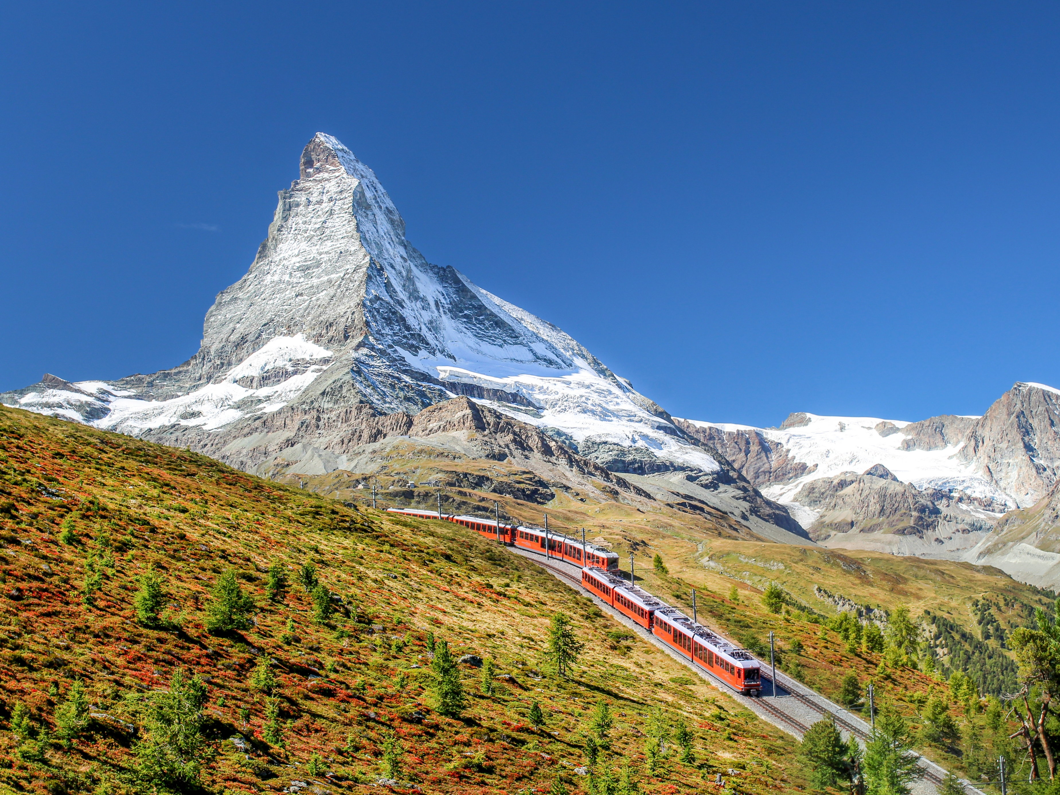 Panoramisk togtur i de schweiziske alper med Matterhorn i baggrunden
