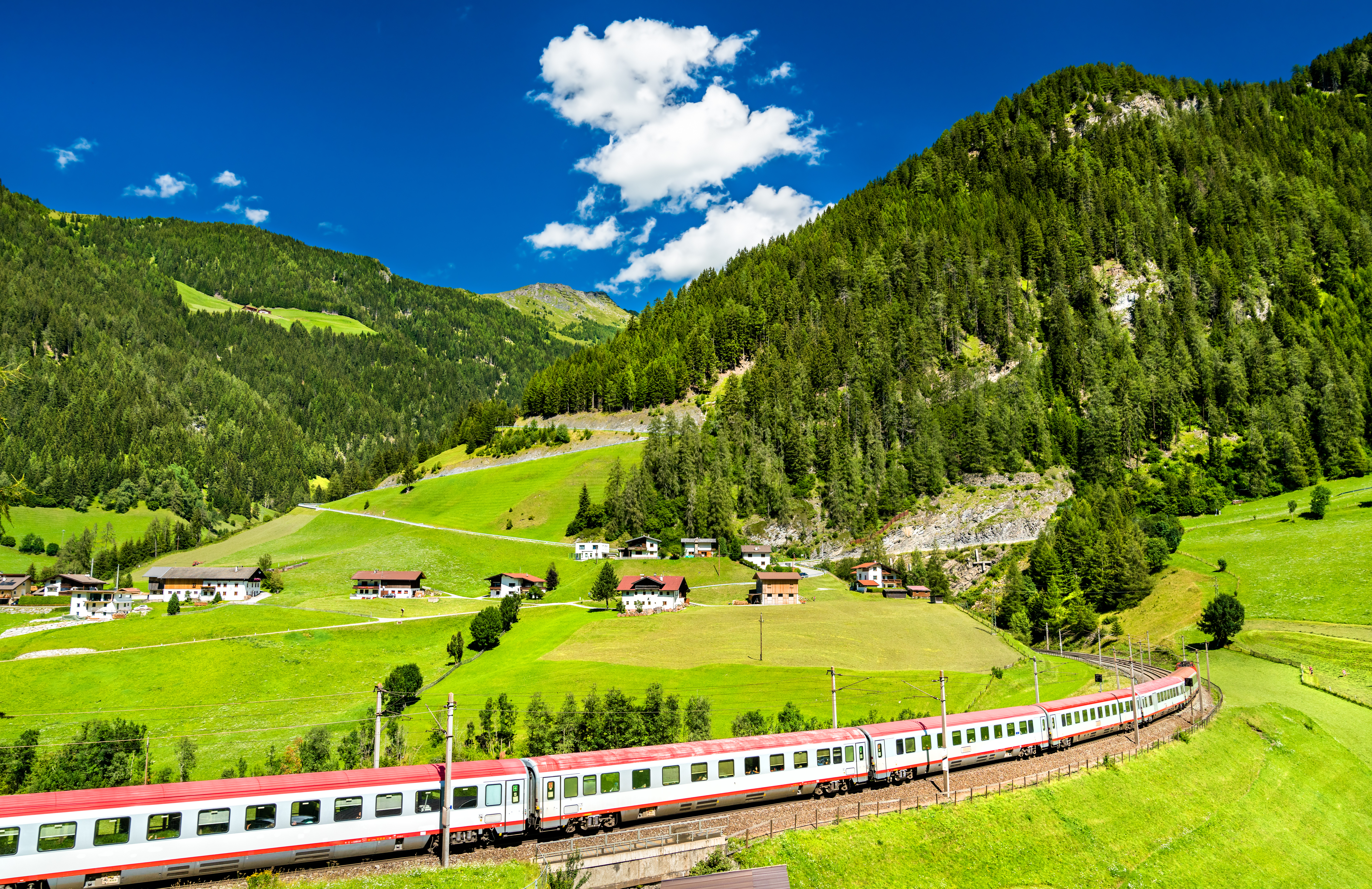 Alpine togtur gennem grøn bjergdal i østrigske Tyrol med panoramaudsigt