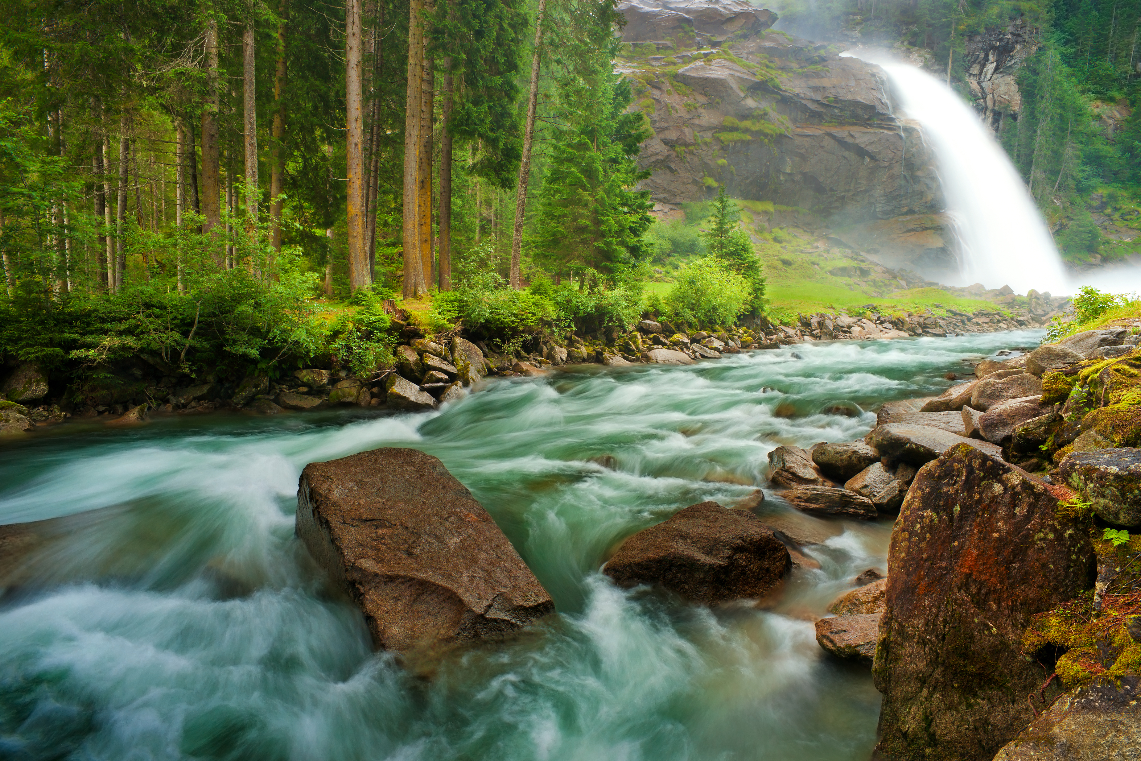 Spektakulært alpint skovlandskab med vandfald og rindende bjergflod i Tirol nationalpark
