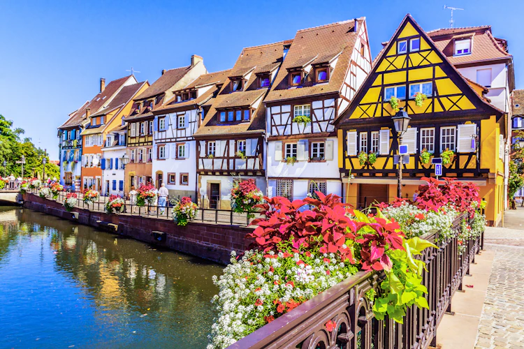 Charmerende alsaciske huse med farverige facader langs kanal i Colmar